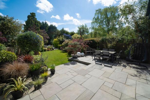 Laatste zonnestralen: zo geniet je ultiem van de nazomer in je tuin met loungesets en tuinmeubelen