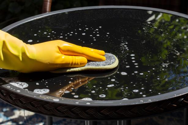 Maak jouw tuinmeubelen schoon om zo lang mogelijk te genieten