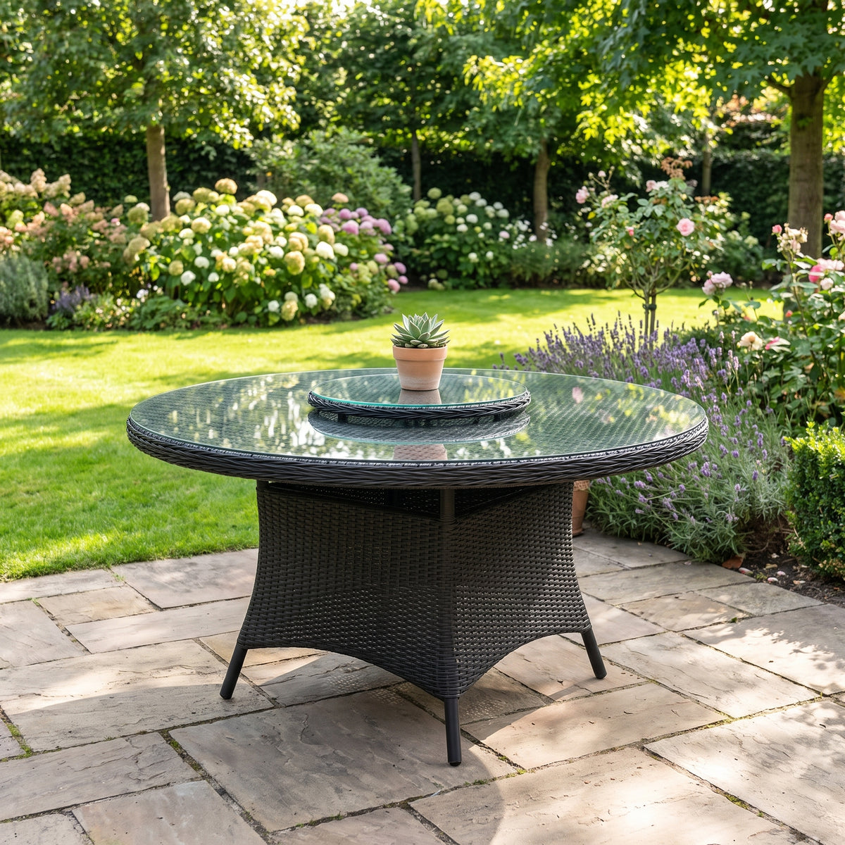 Rio Runder Gartentisch 130 cm mit Glasplatte und fast schwarzem Geflecht in Rock Grey - Outnest Gartenmöbel