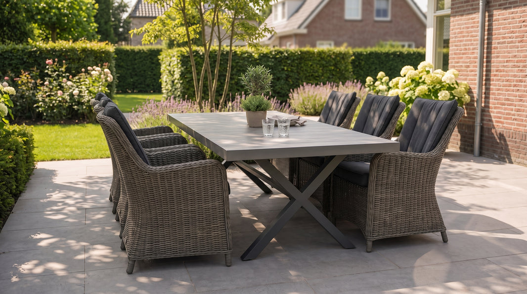 Compacte tuinset op een terras tijdens een bewolkte namiddag