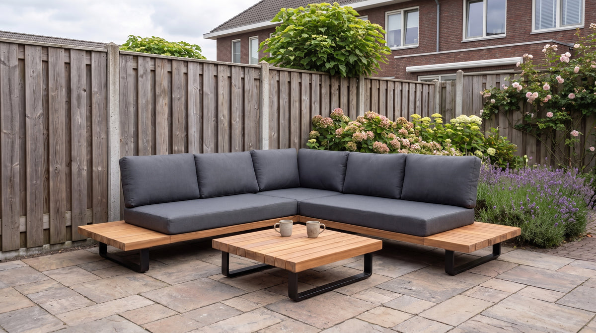 Compacte hoekloungeset op een terras van ongeveer 8 vierkante meter, weinig loopruimte eromheen