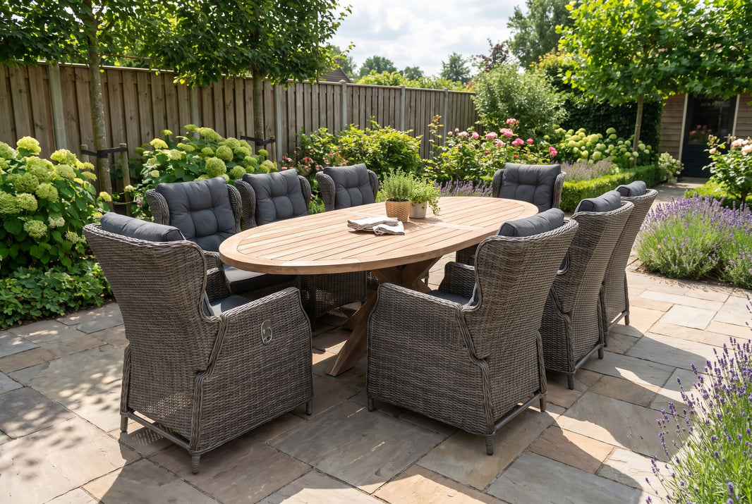 Tuinset met teakhouten tafel en wicker stoelen in de herfst