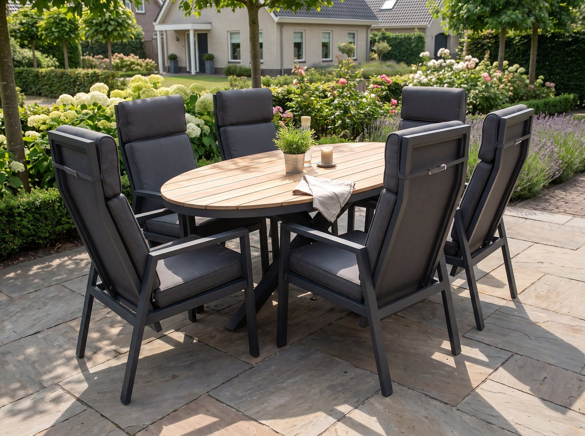 Akron-Birmingham Verstelbare Tuinset 6 Personen - Teak / Dark Grey in einem stimmungsvollen Garten - Outnest Gartenmöbel