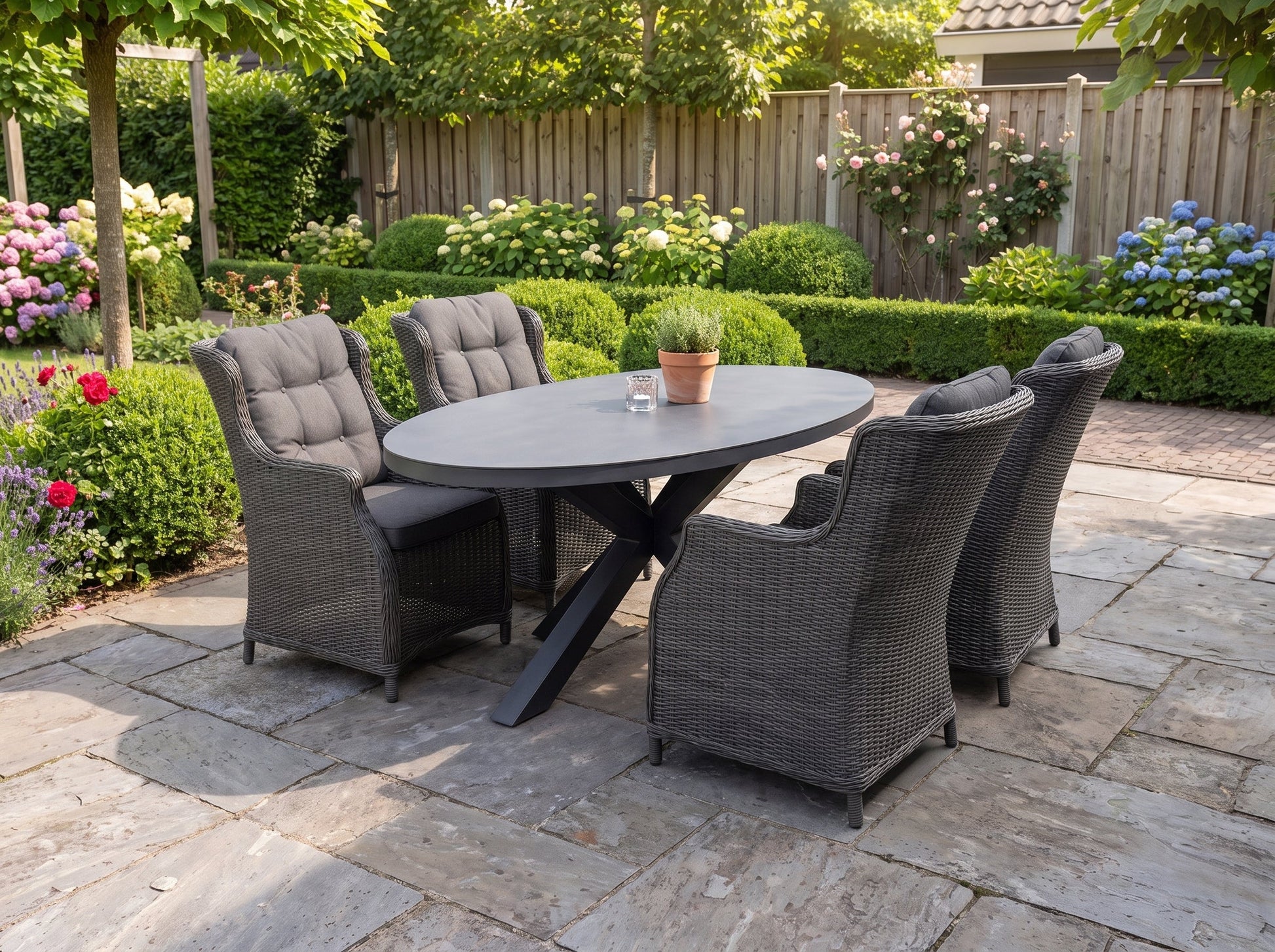 Akron-Darwin Tuinset 4 Personen - Keramisch blad / Rock Grey in einem stimmungsvollen Garten - Outnest Gartenmöbel