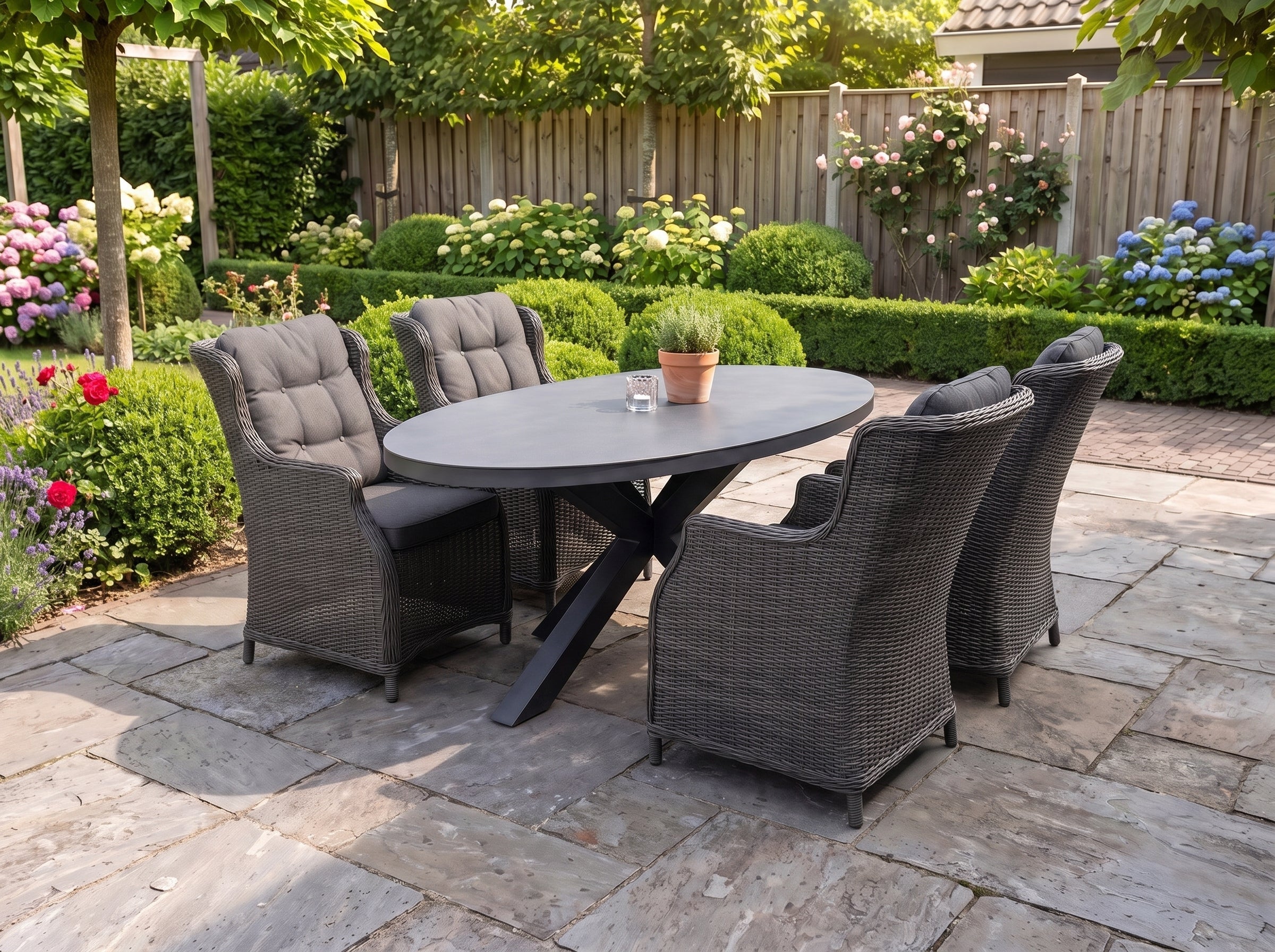 Akron-Darwin Tuinset 4 Personen - Keramisch blad / Rock Grey in einem stimmungsvollen Garten - Outnest Gartenmöbel