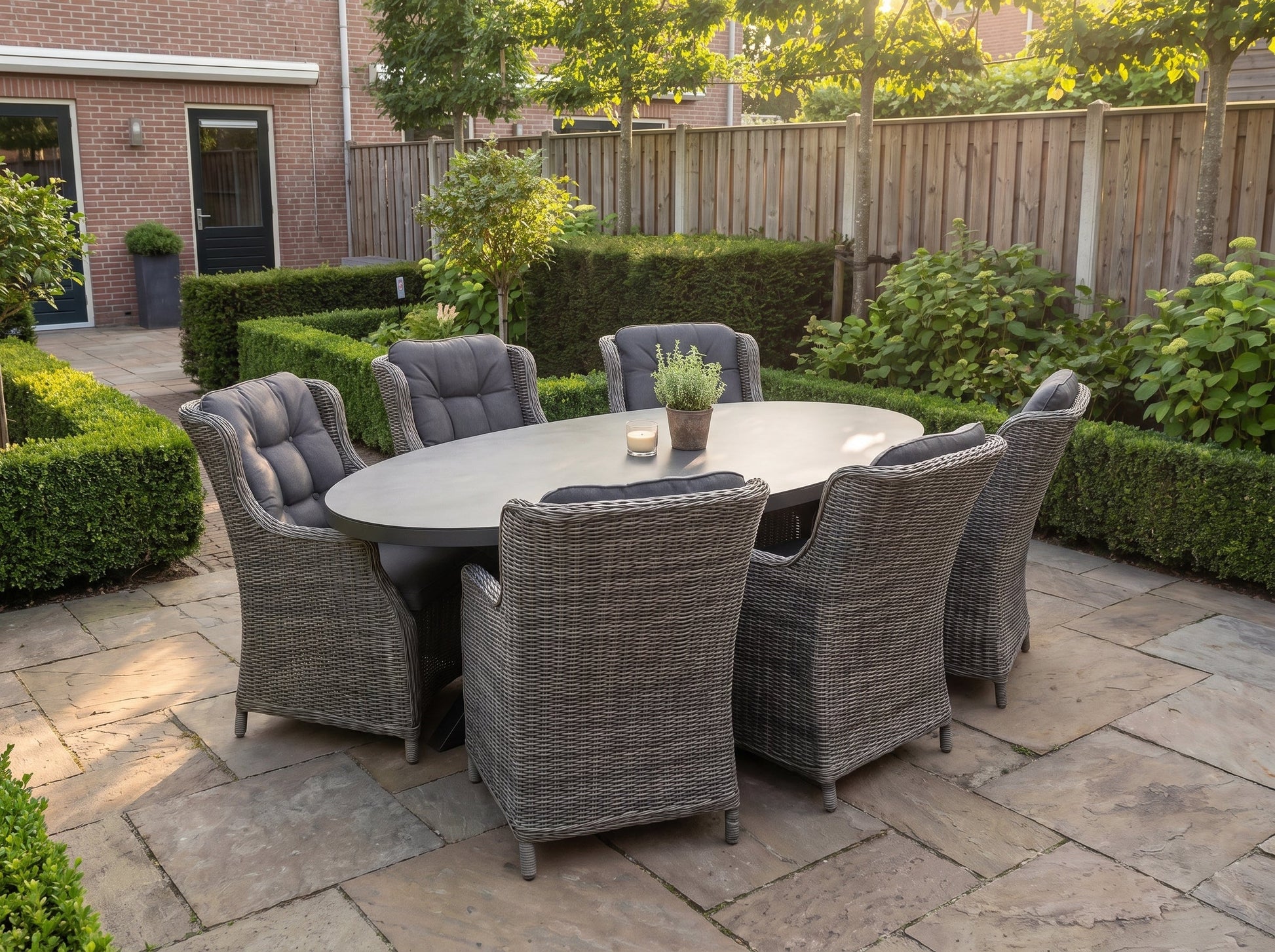 Akron-Darwin Tuinset 6 Personen - Keramisch blad / Kobo Grey in einem stimmungsvollen Garten - Outnest Gartenmöbel
