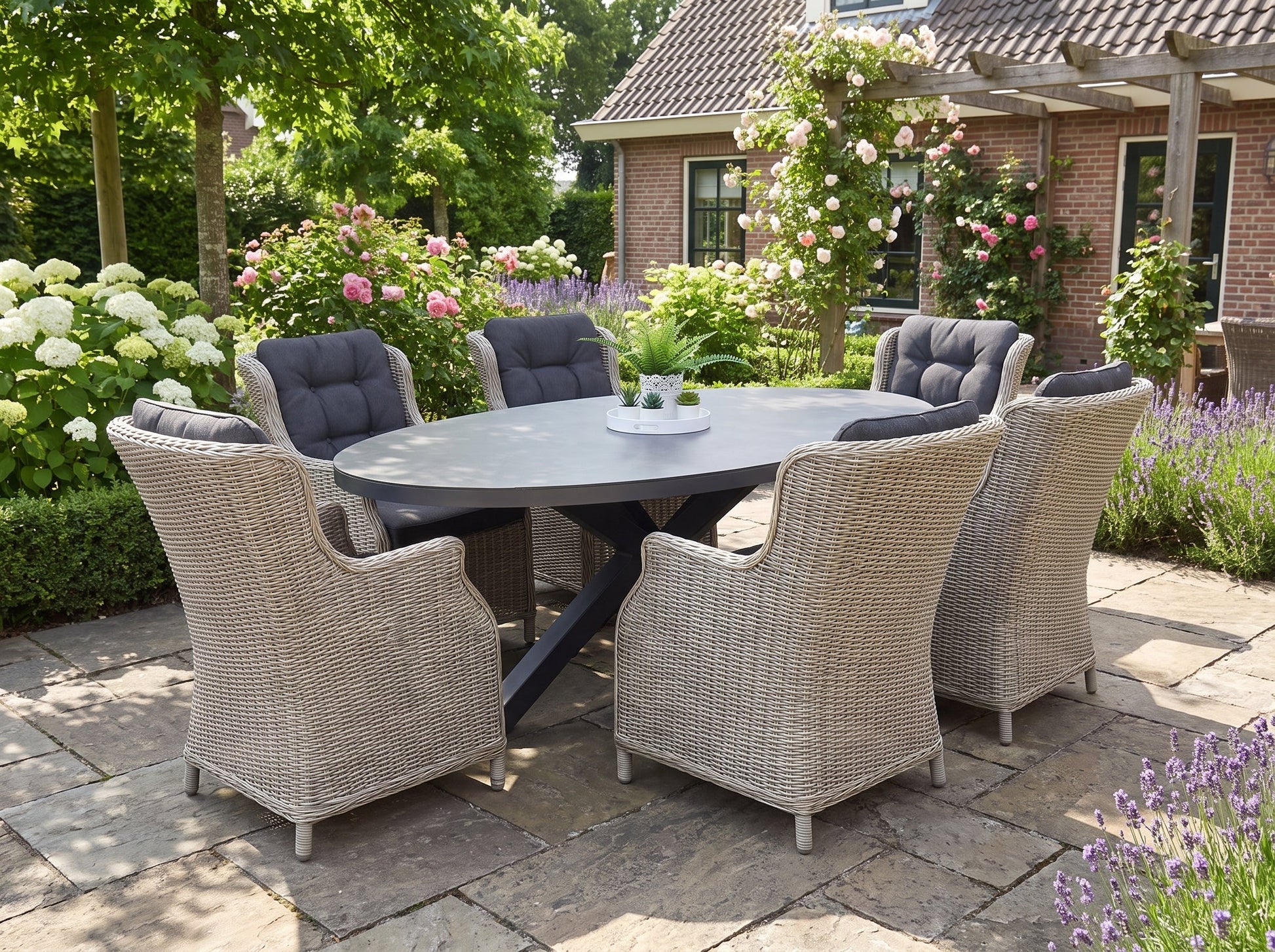 Akron-Darwin Tuinset 6 Personen - Keramisch blad / Light Kobo Grey in einem stimmungsvollen Garten - Outnest Gartenmöbel