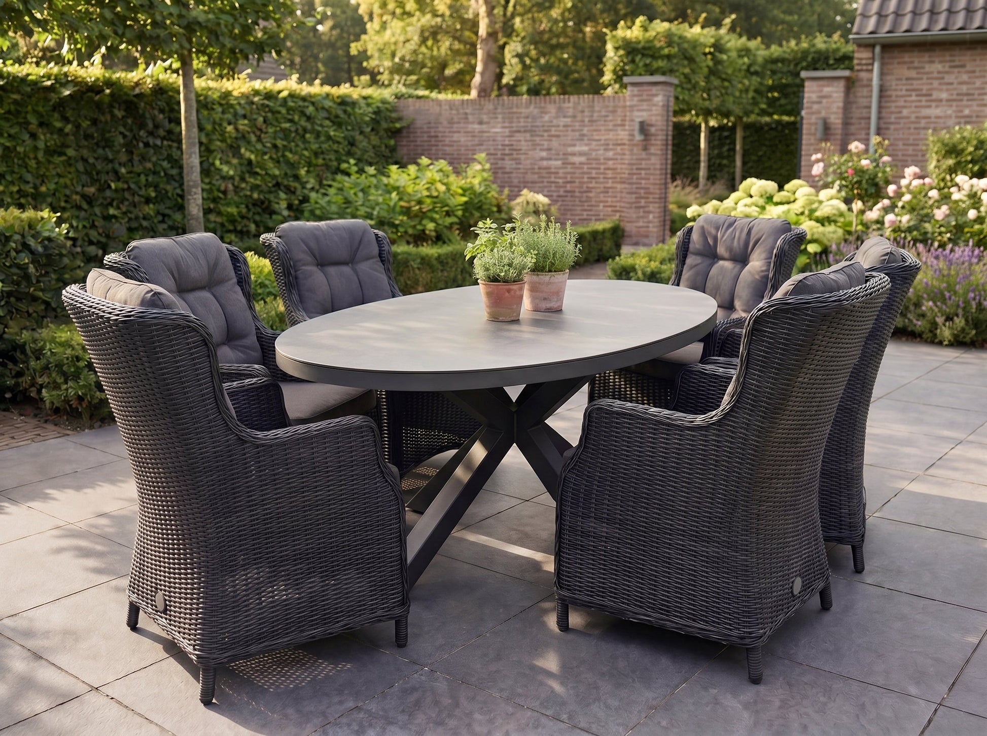 Akron-Darwin Tuinset 6 Personen - Keramisch blad / Rock Grey in einem stimmungsvollen Garten - Outnest Gartenmöbel