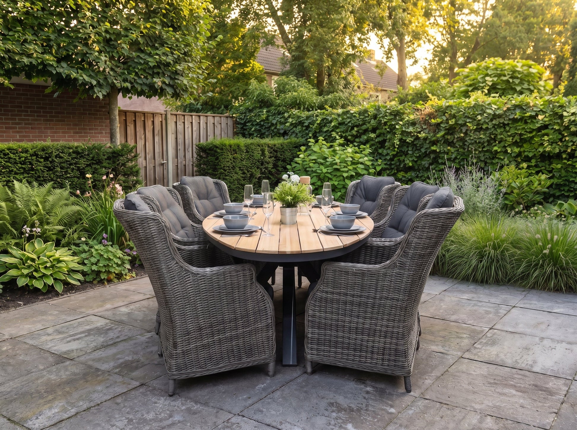 Akron-Darwin Tuinset 6 Personen - Teak / Kobo Grey in einem stimmungsvollen Garten - Outnest Gartenmöbel