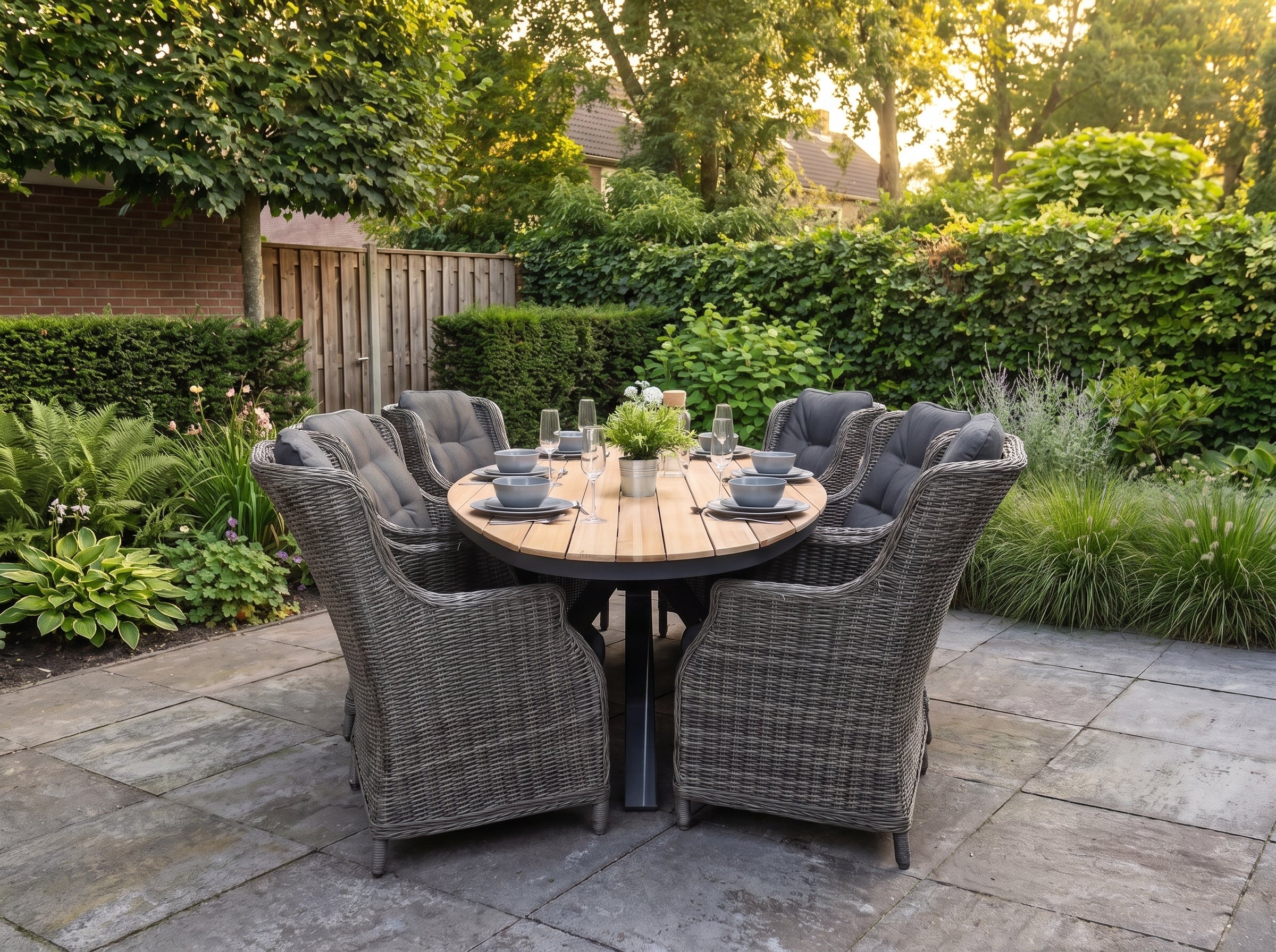 Akron-Darwin Tuinset 6 Personen - Teak / Kobo Grey in einem stimmungsvollen Garten - Outnest Gartenmöbel