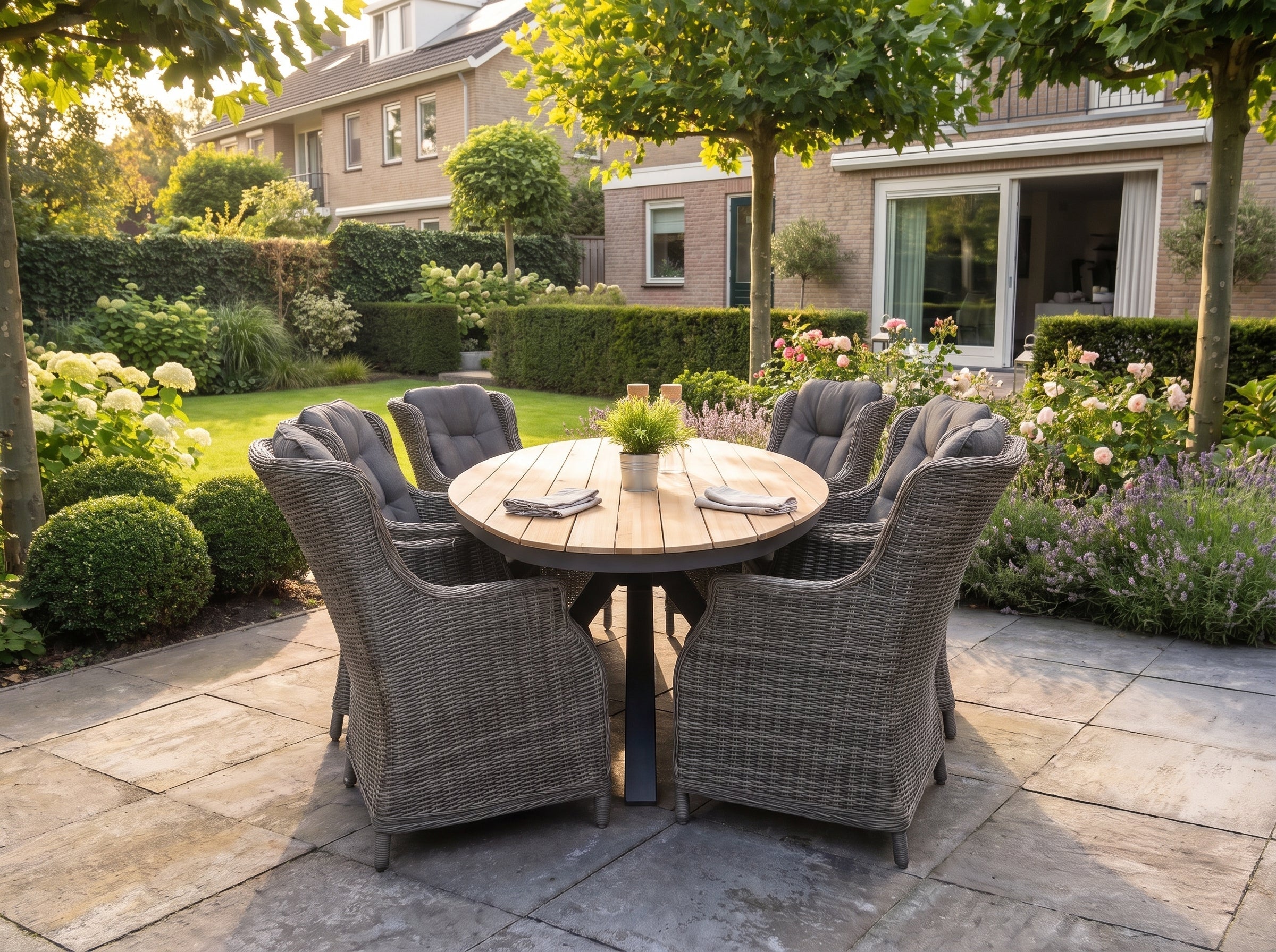 Akron-Darwin Tuinset 6 Personen - Teak / Kobo Grey in einem stimmungsvollen Garten - Outnest Gartenmöbel