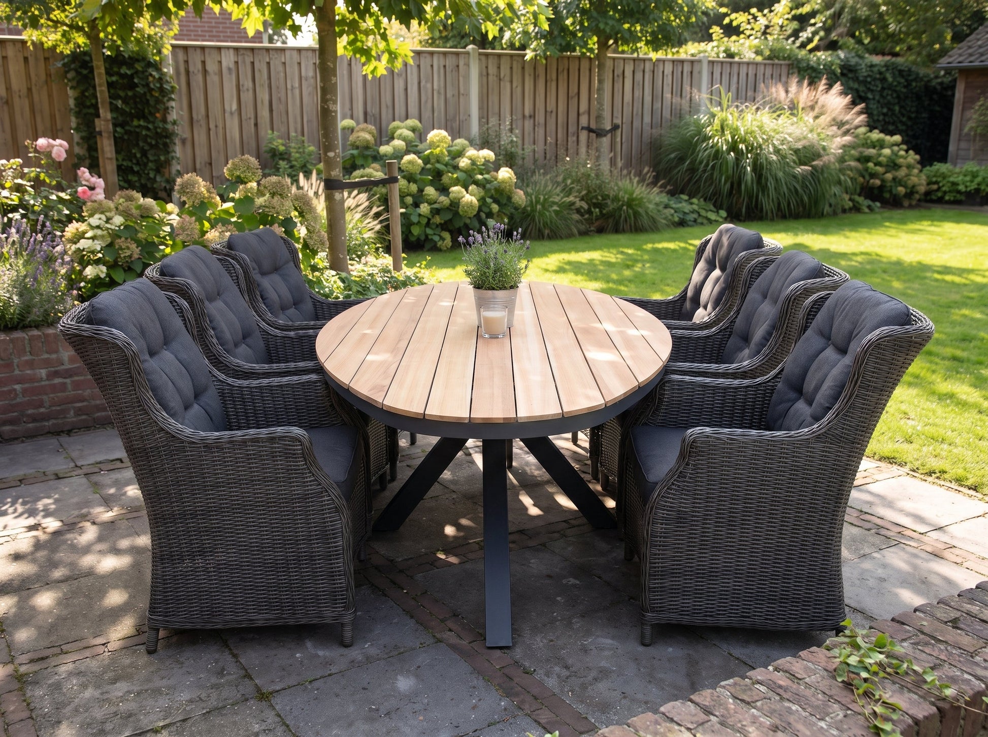 Akron-Darwin Tuinset 6 Personen - Teak / Rock Grey in einem stimmungsvollen Garten - Outnest Gartenmöbel