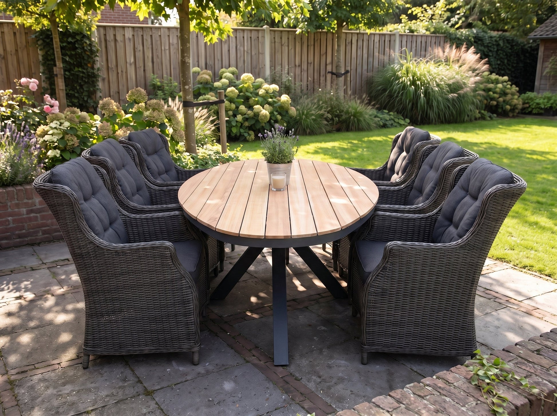 Akron-Darwin Tuinset 6 Personen - Teak / Rock Grey in einem stimmungsvollen Garten - Outnest Gartenmöbel