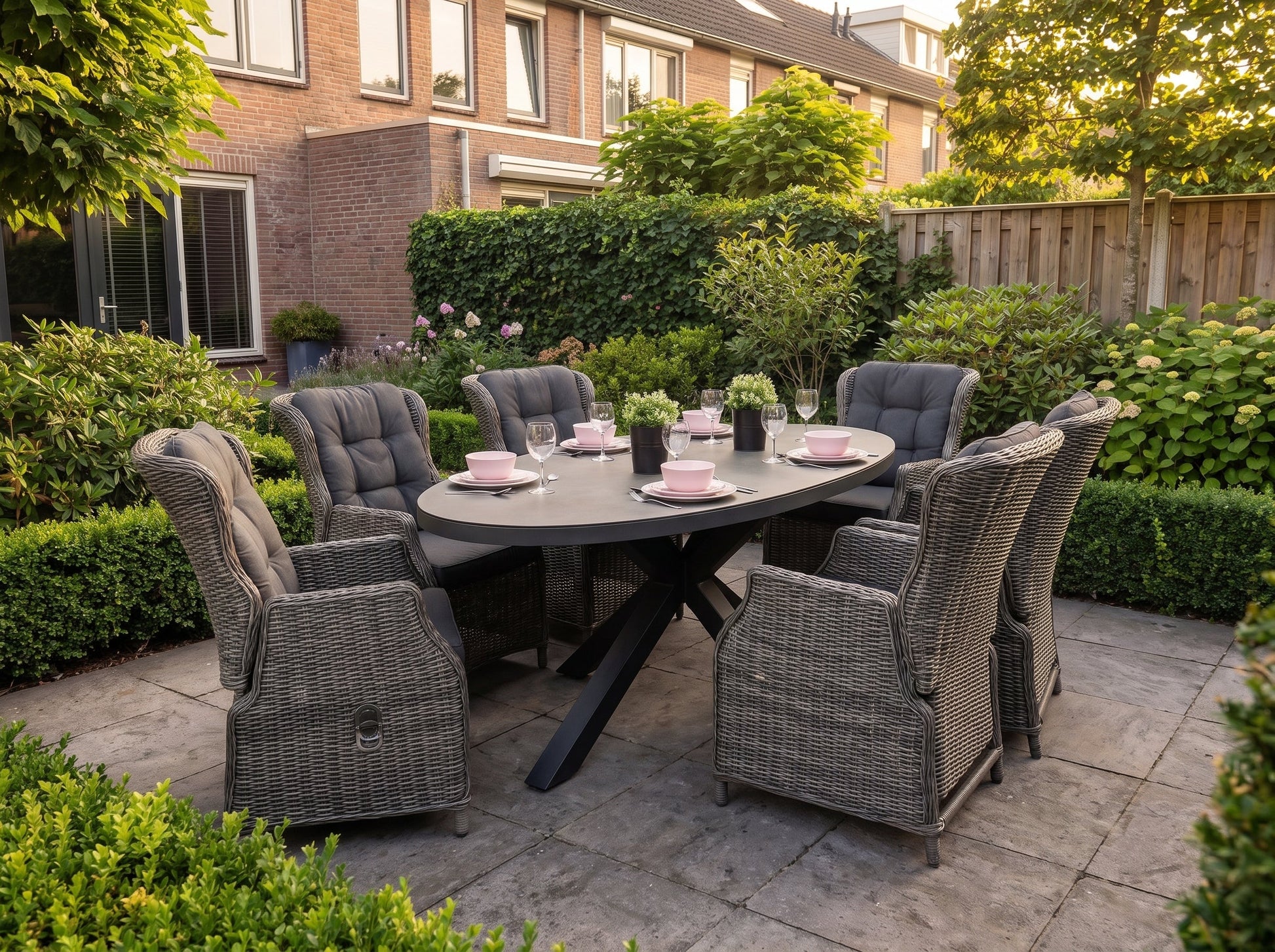Akron-Darwin Verstelbare Tuinset 6 Personen - Keramisch blad / Kobo Grey in einem stimmungsvollen Garten - Outnest
