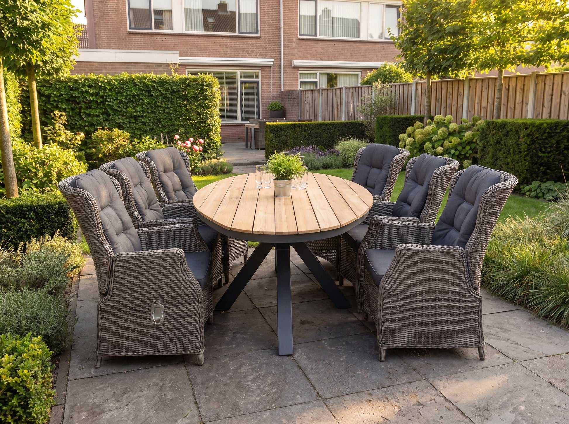 Akron-Darwin Verstelbare Tuinset 6 Personen - Teak / Kobo Grey in einem stimmungsvollen Garten - Outnest Gartenmöbel