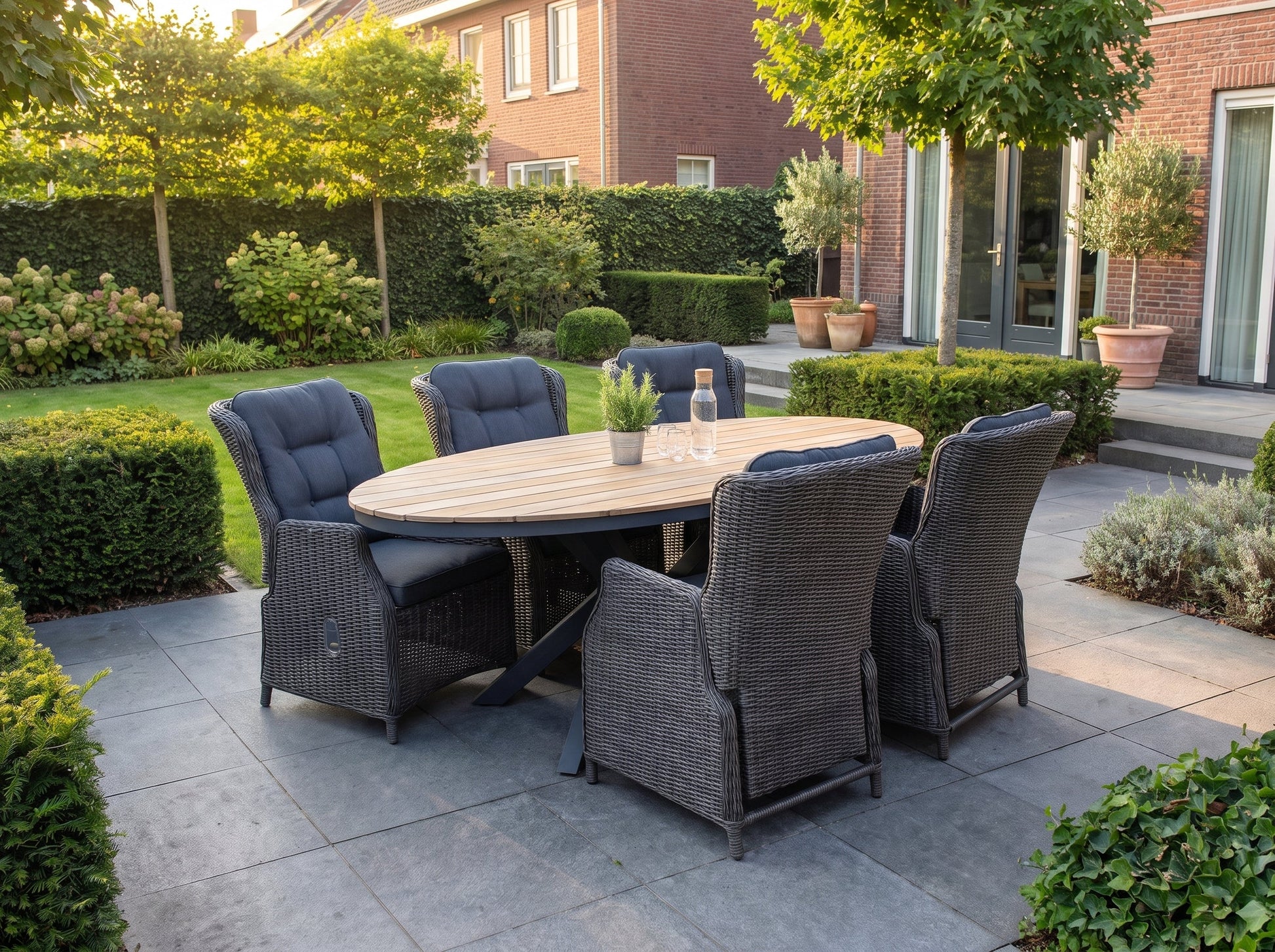 Akron-Darwin Verstelbare Tuinset 6 Personen - Teak / Rock Grey in einem stimmungsvollen Garten - Outnest Gartenmöbel