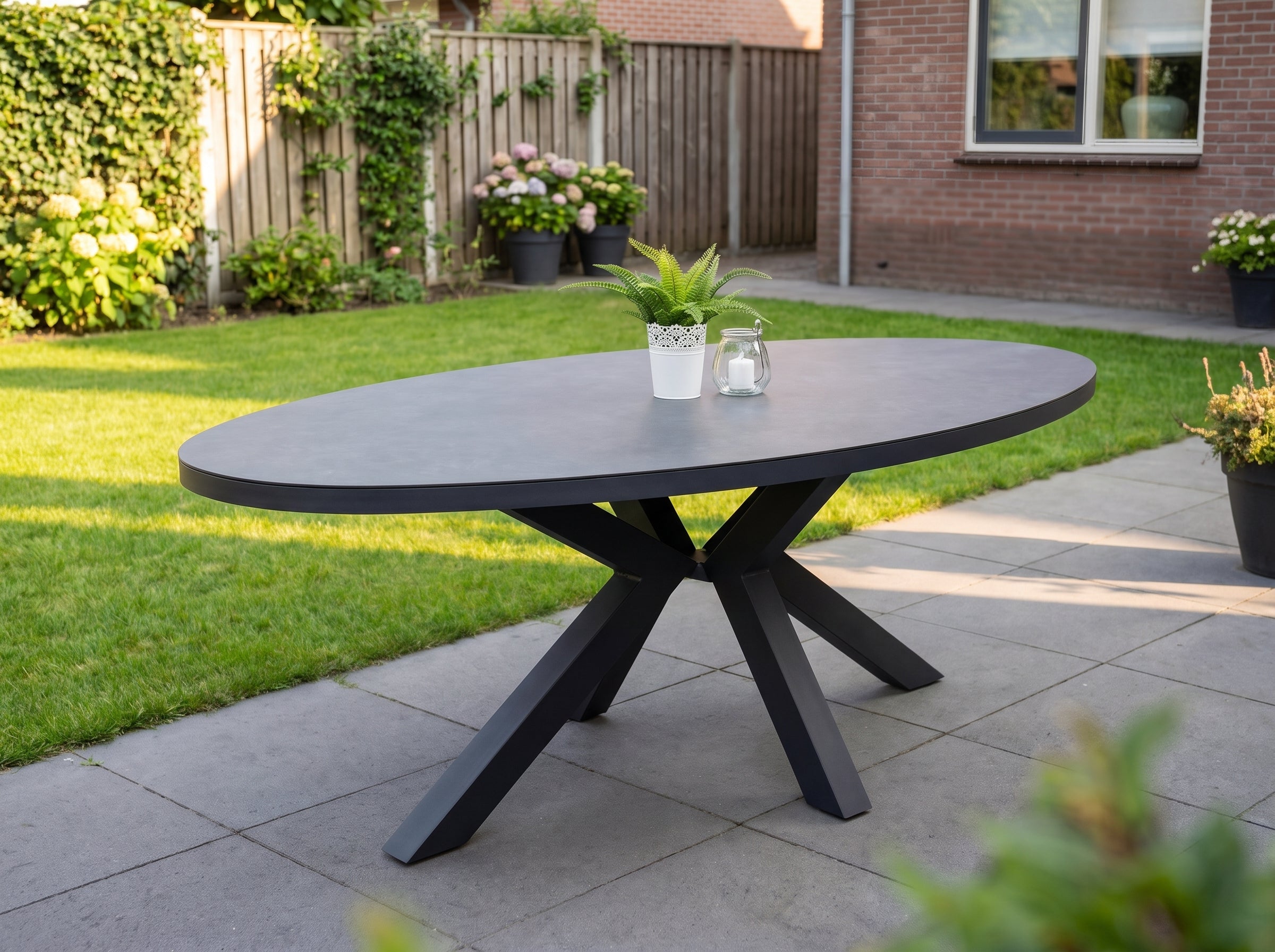 Akron Ovale Tuintafel 180 cm - Keramisch blad in einem stimmungsvollen Garten - Outnest Gartenmöbel