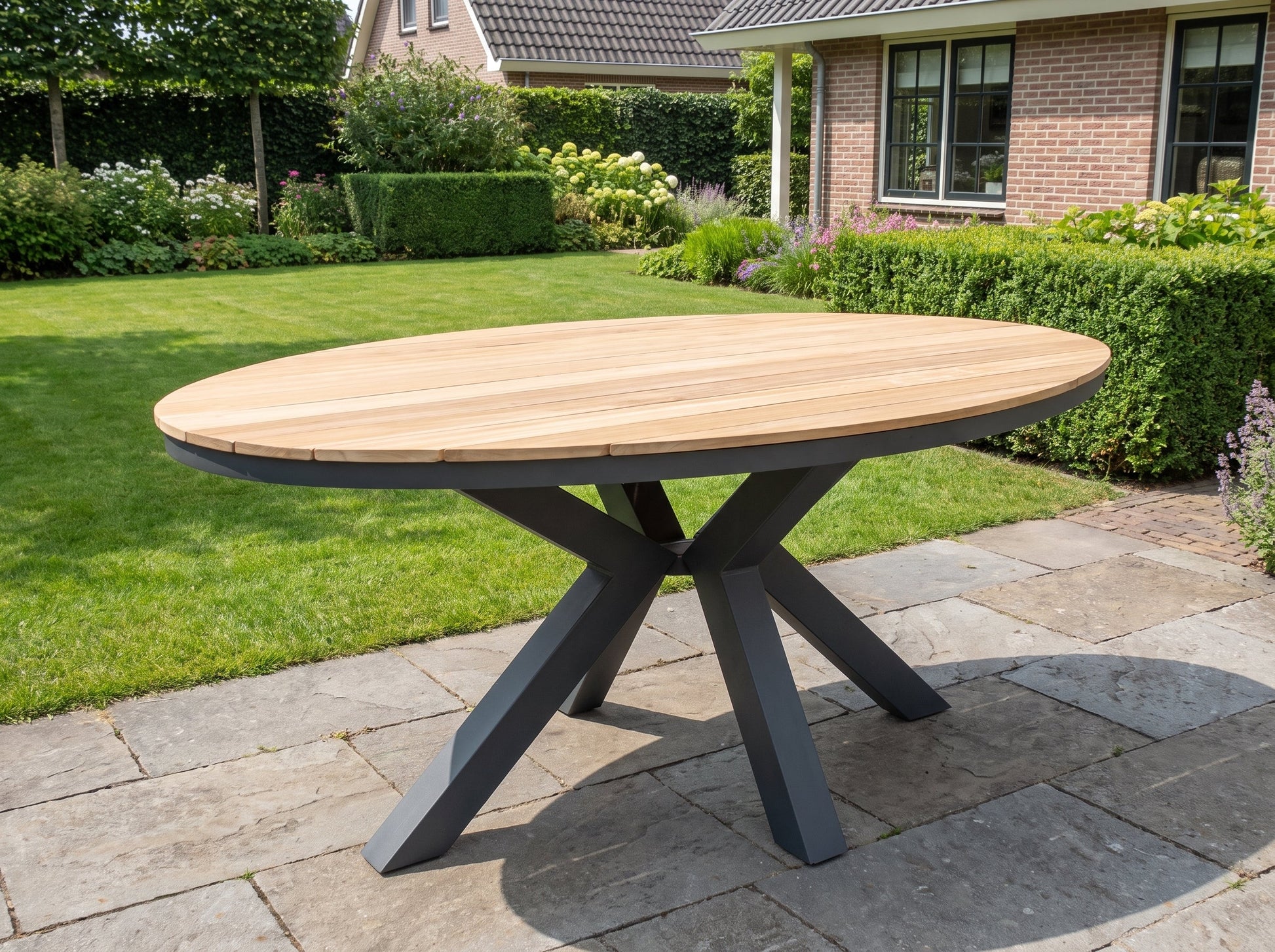 Akron Ovale Tuintafel 180 cm - Teak in einem stimmungsvollen Garten - Outnest Gartenmöbel
