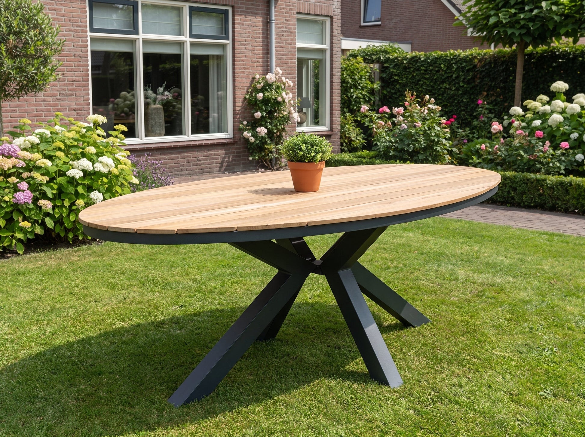 Akron Ovale Tuintafel 220 cm - Teak in einem stimmungsvollen Garten - Outnest Gartenmöbel