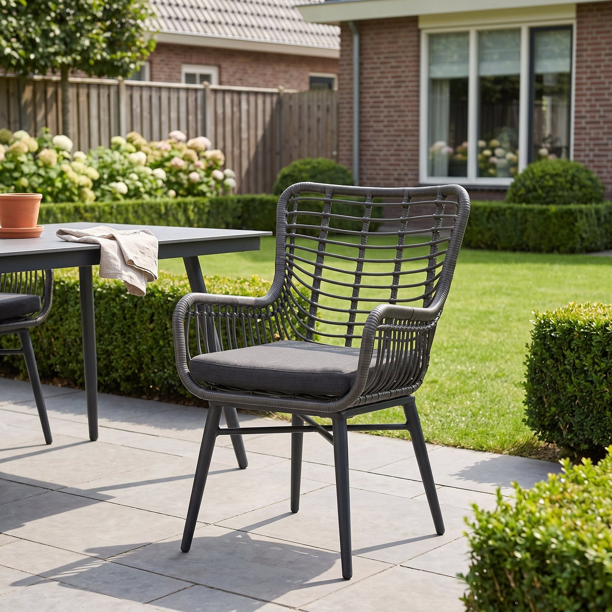 Alba Tuinstoel | Dining - Rock Grey in einem stimmungsvollen Garten - Outnest Gartenmöbel