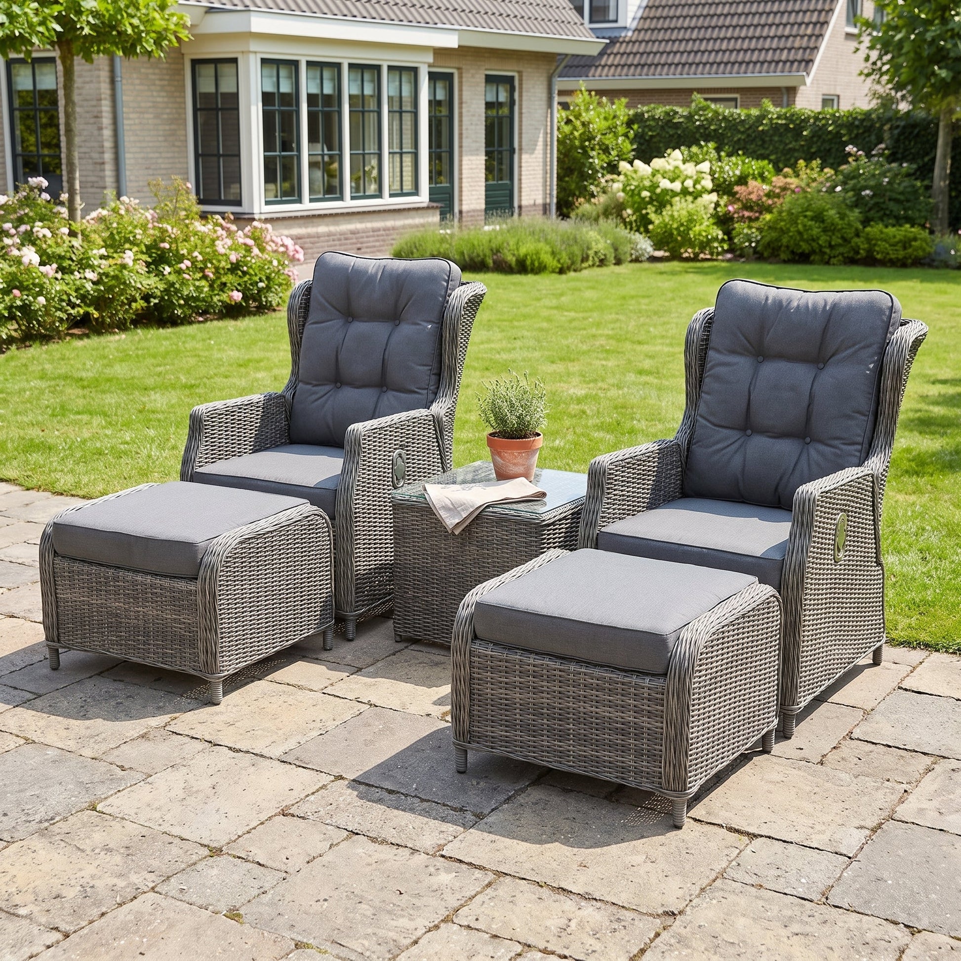 Alicante Verstelbare Loungeset - Kobo Grey in einem stimmungsvollen Garten - Outnest Gartenmöbel