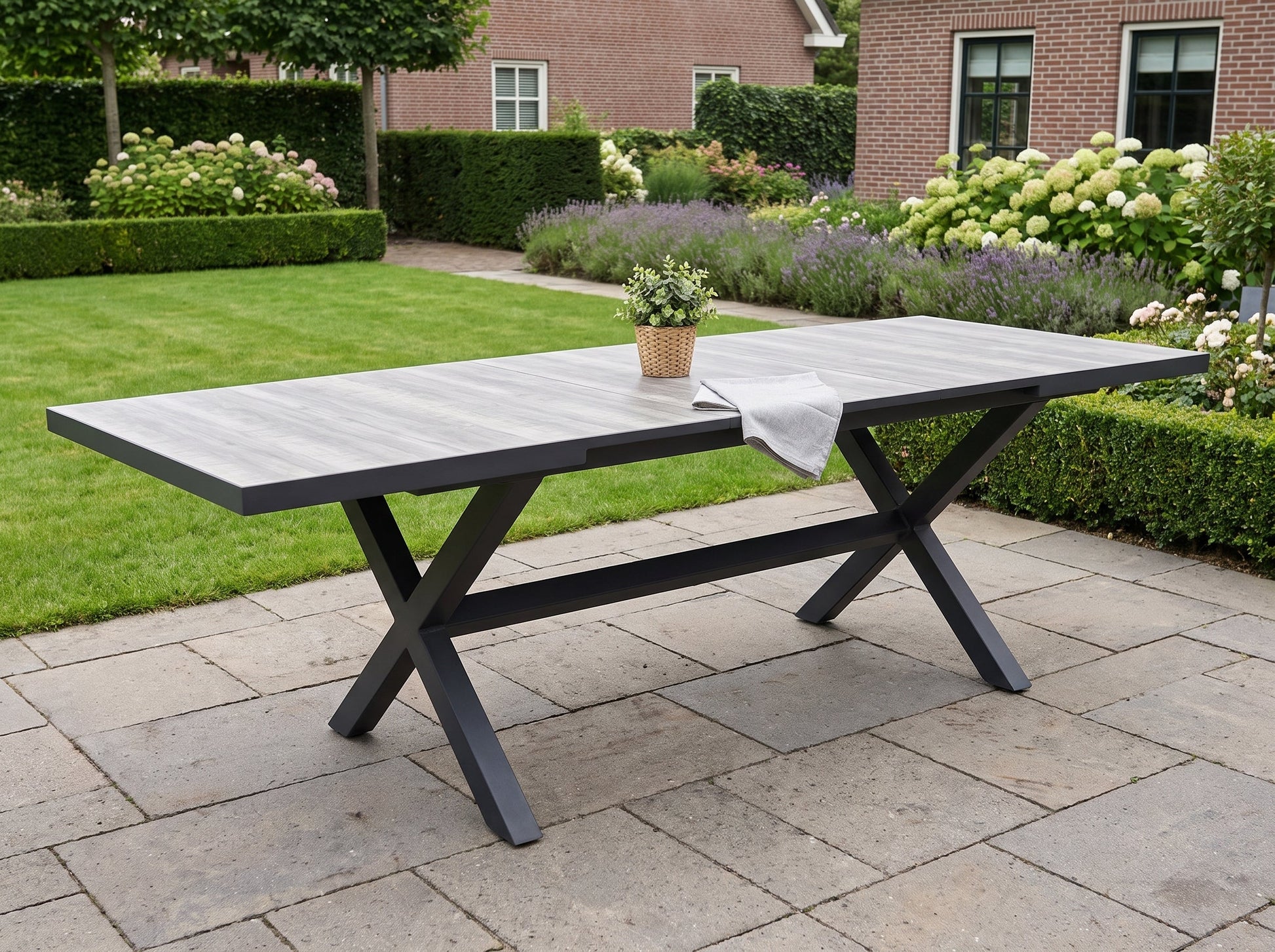 Arona Uitschuifbare Tuintafel in einem stimmungsvollen Garten - Outnest Gartenmöbel