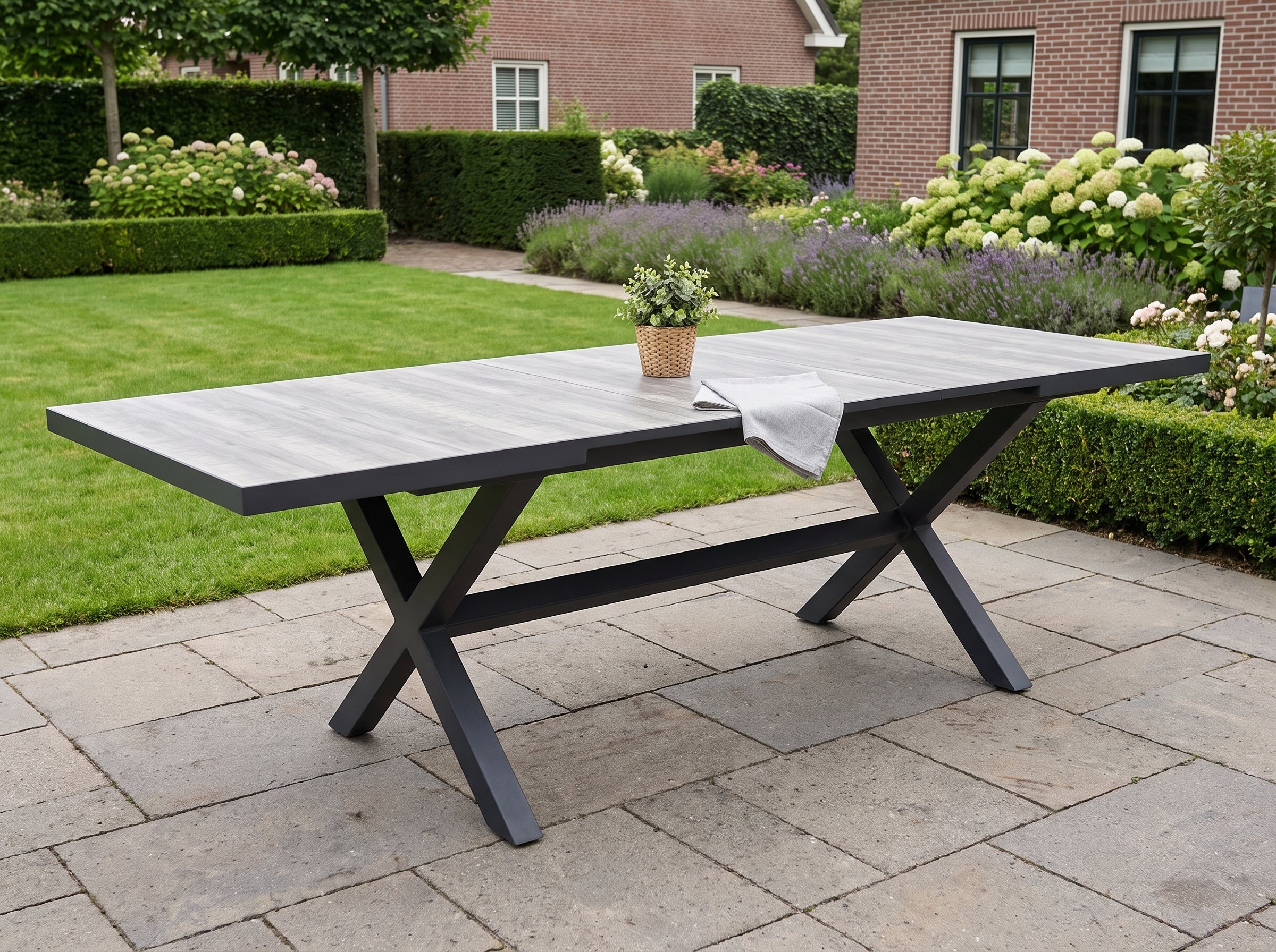 Arona Uitschuifbare Tuintafel in einem stimmungsvollen Garten - Outnest Gartenmöbel