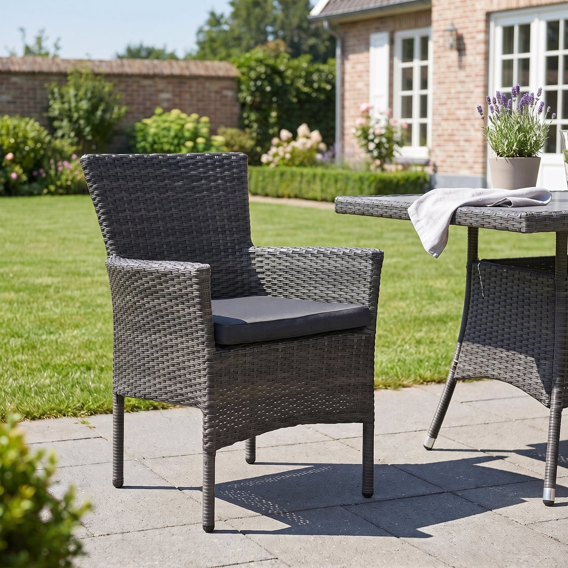 Aruba Stapelbare Tuinstoel | Dining - Dark Grey in einem stimmungsvollen Garten - Outnest Gartenmöbel