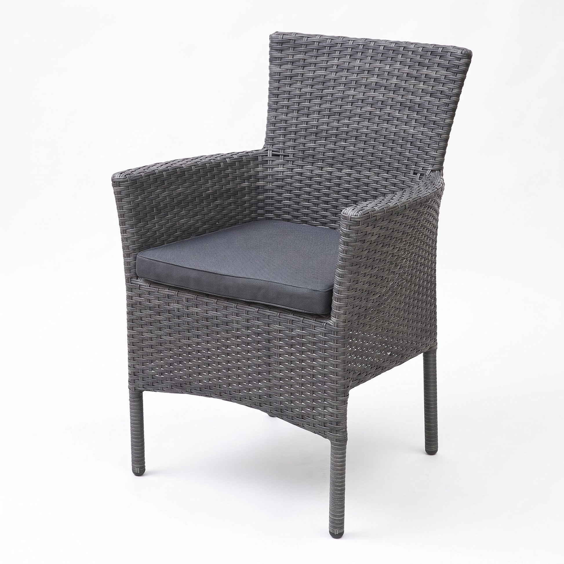 Aruba Stapelbare Tuinstoel | Dining - Dark Grey in einem stimmungsvollen Garten - Outnest Gartenmöbel