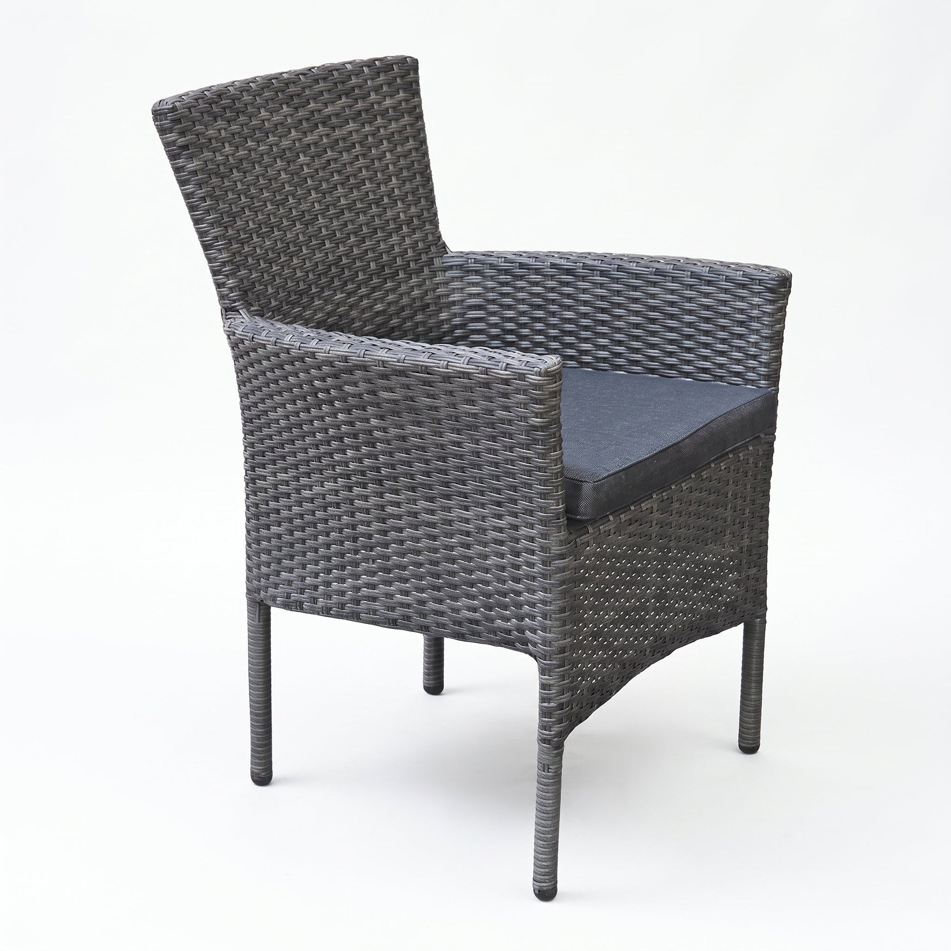 Aruba Stapelbare Tuinstoel | Dining - Dark Grey in einem stimmungsvollen Garten - Outnest Gartenmöbel