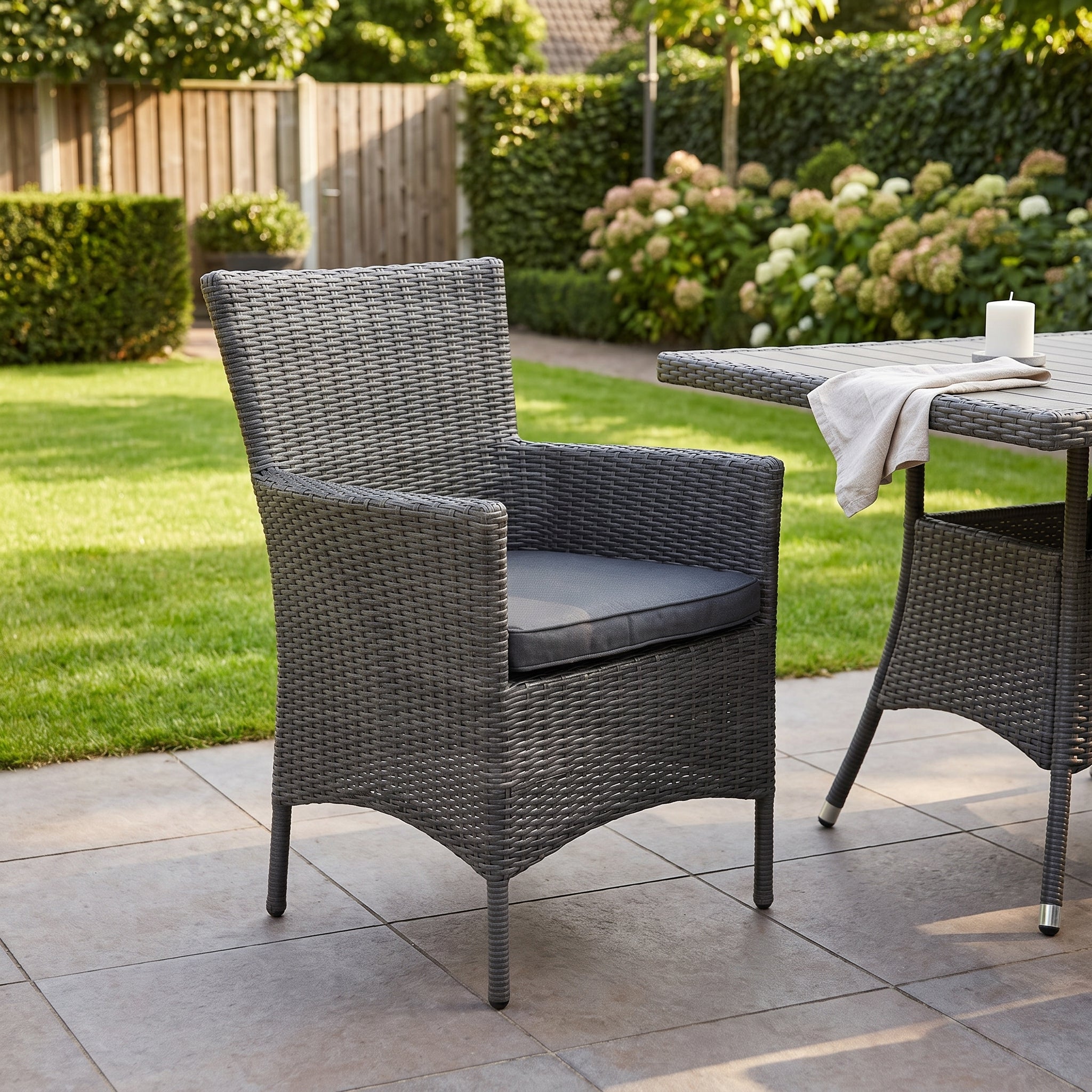 Aruba Tuinstoel | Dining - Rock Grey in einem stimmungsvollen Garten - Outnest Gartenmöbel