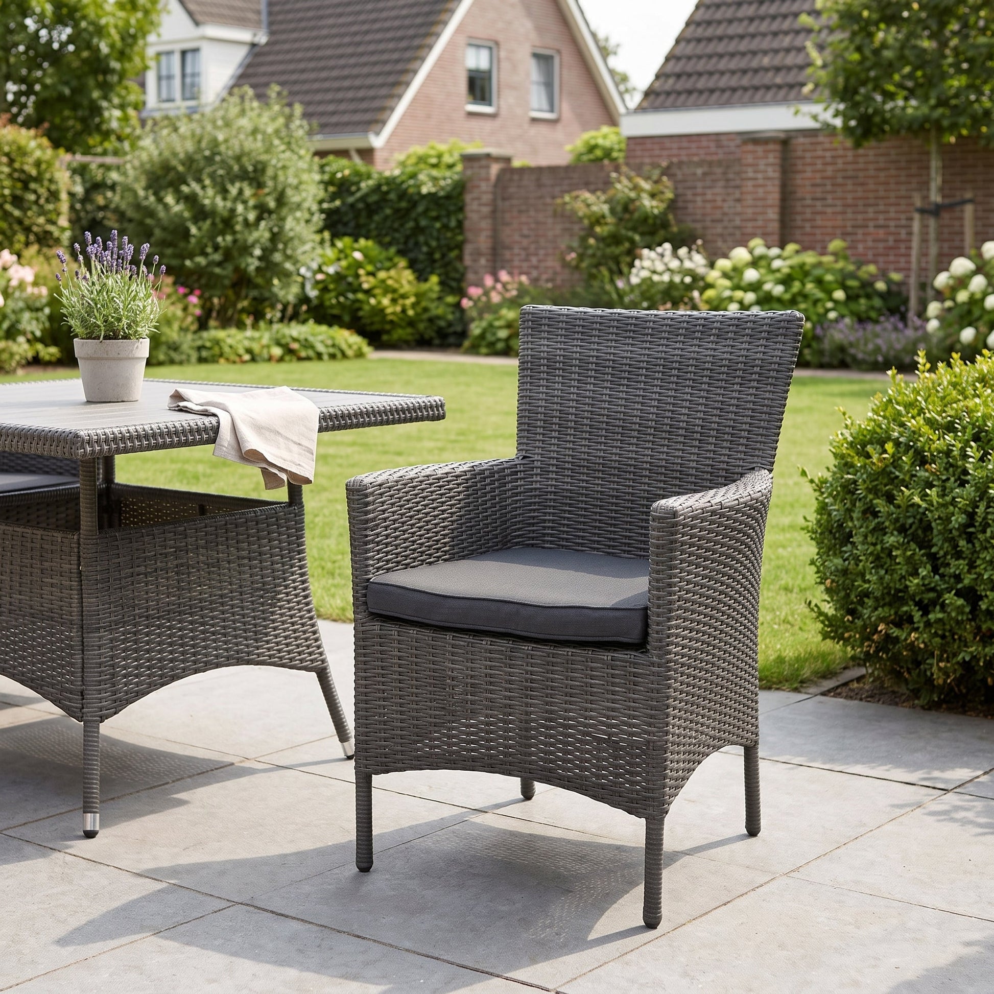 Aruba Tuinstoel | Dining - Rock Grey in einem stimmungsvollen Garten - Outnest Gartenmöbel