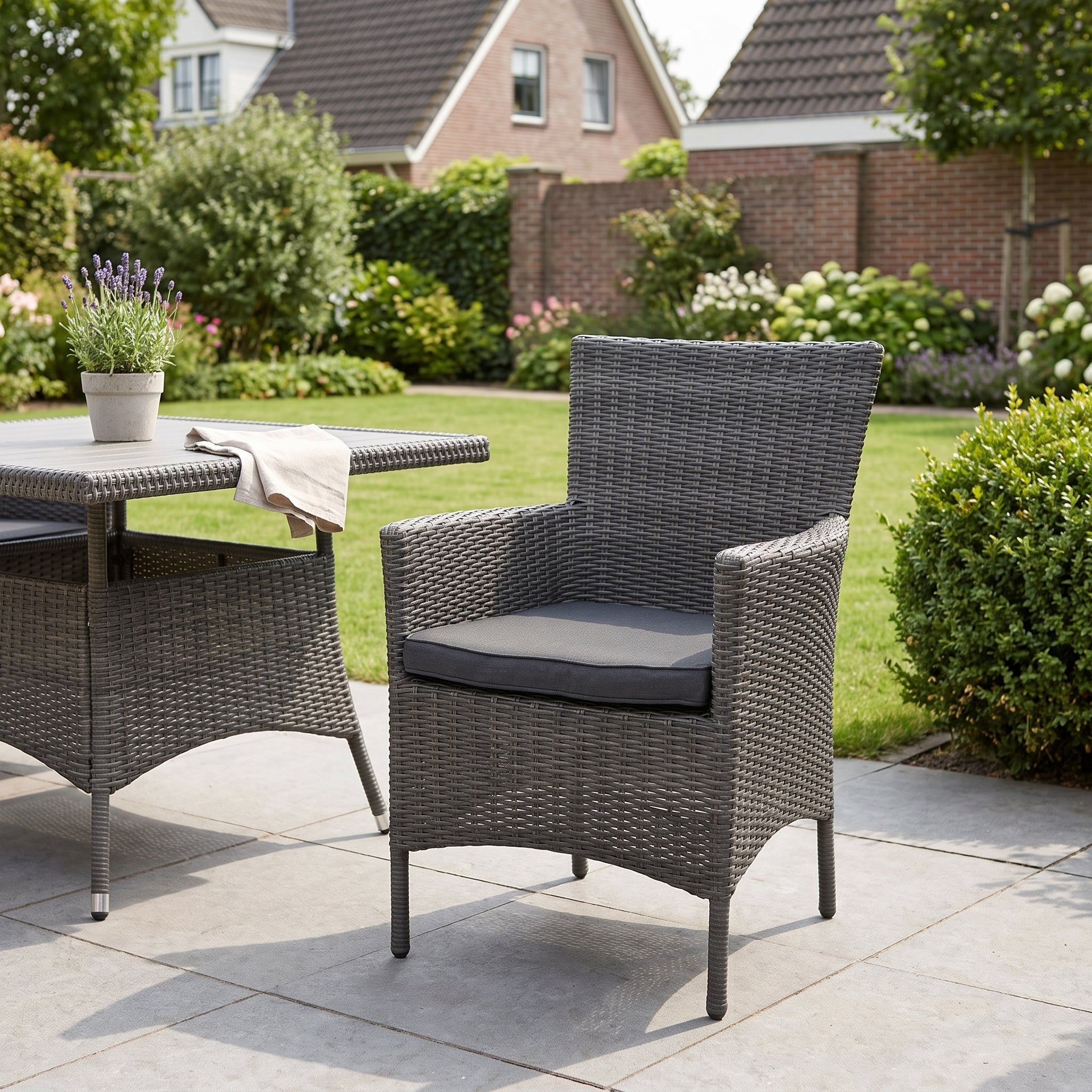 Aruba Tuinstoel | Dining - Rock Grey in einem stimmungsvollen Garten - Outnest Gartenmöbel