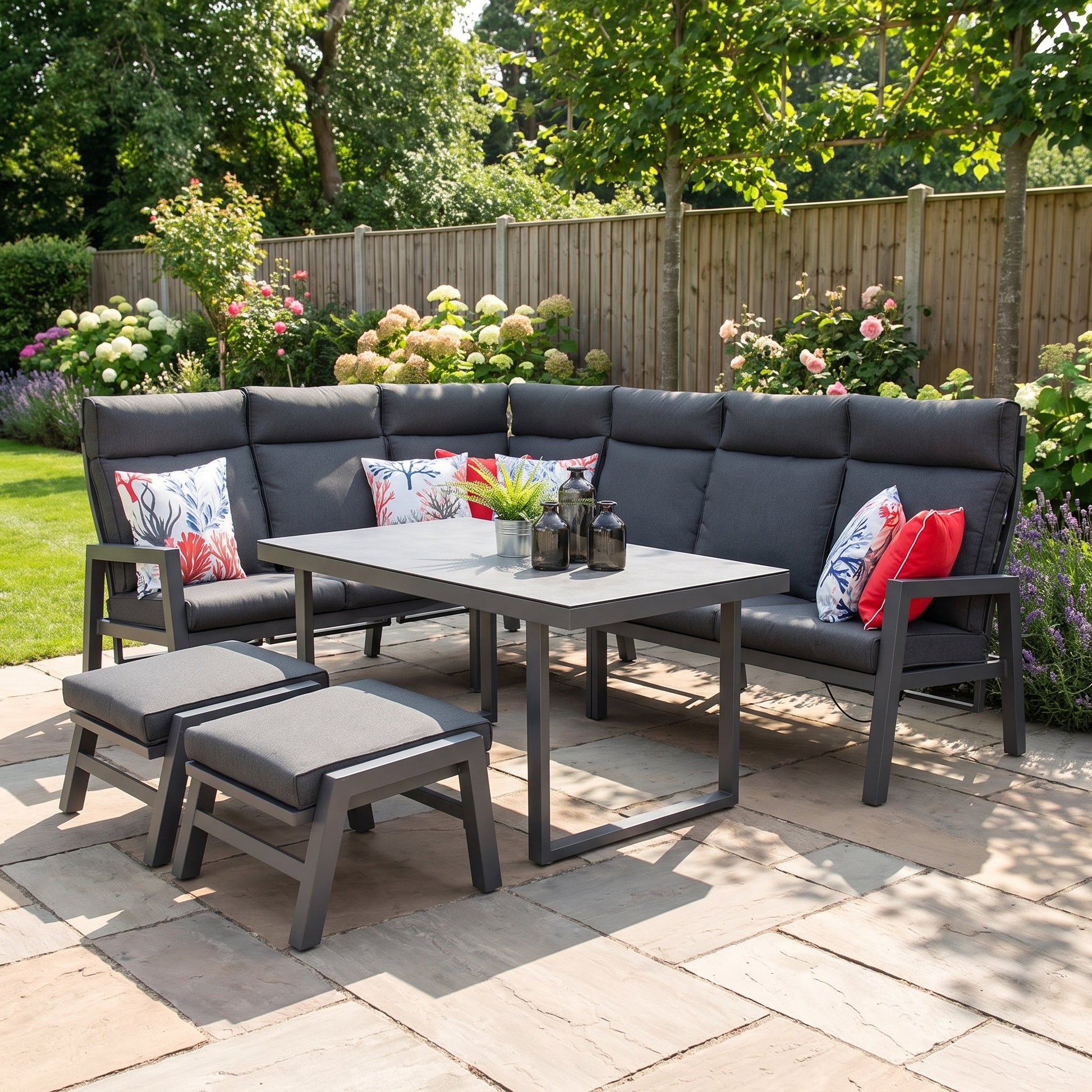 Atletico Lounge Dining Hoekbank met Hockers - Dark Grey in einem stimmungsvollen Garten - Outnest Gartenmöbel