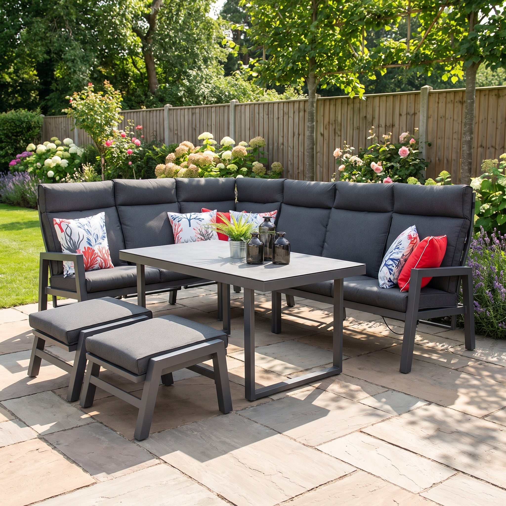 Atletico Lounge Dining Hoekbank met Hockers - Dark Grey in einem stimmungsvollen Garten - Outnest Gartenmöbel
