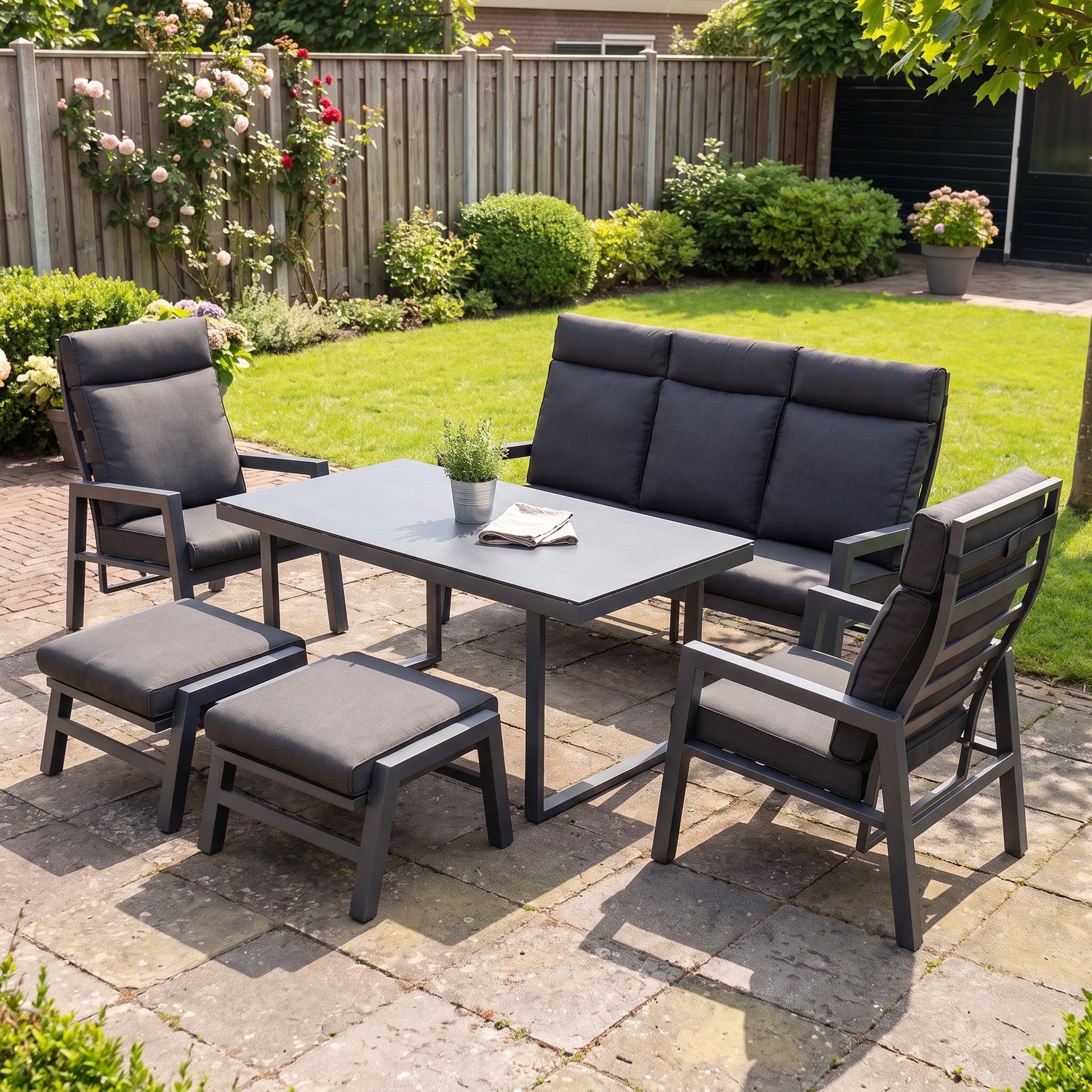 Atletico Verstelbare Dining Loungeset in einem stimmungsvollen Garten - Outnest Gartenmöbel