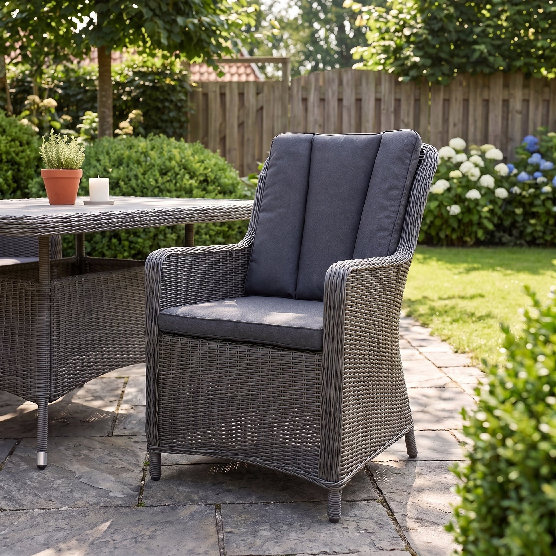 Avalon Tuinstoel | Dining - Rock Grey in einem stimmungsvollen Garten - Outnest Gartenmöbel
