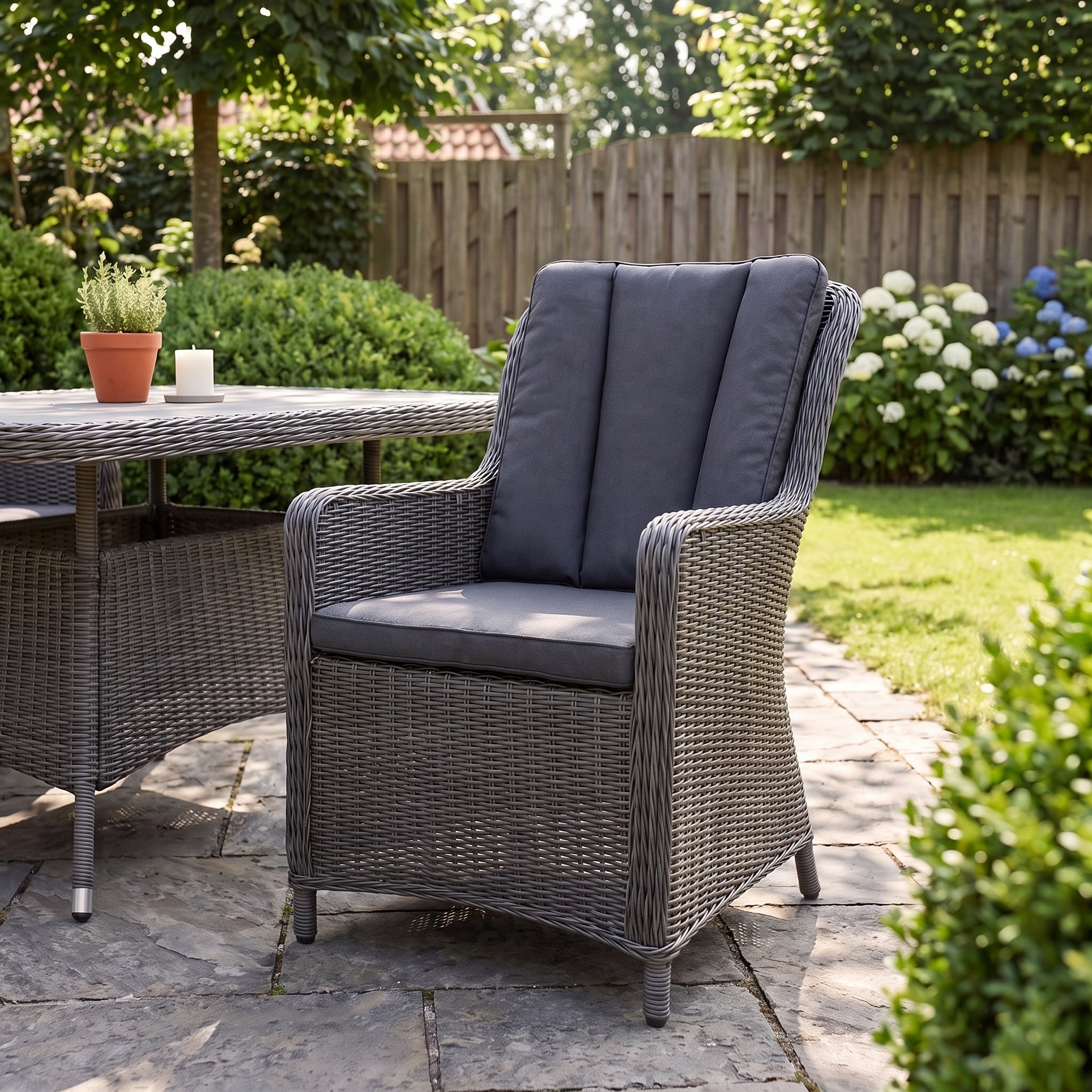 Avalon Tuinstoel | Dining - Rock Grey in einem stimmungsvollen Garten - Outnest Gartenmöbel