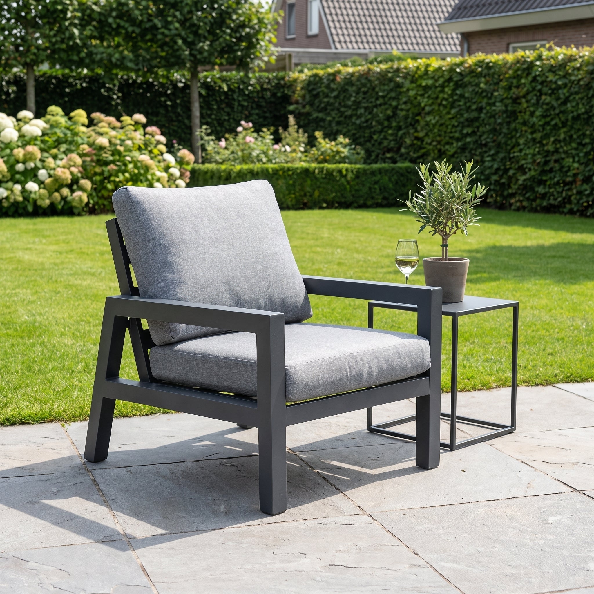Bakersfield Loungestoel in einem stimmungsvollen Garten - Outnest Gartenmöbel