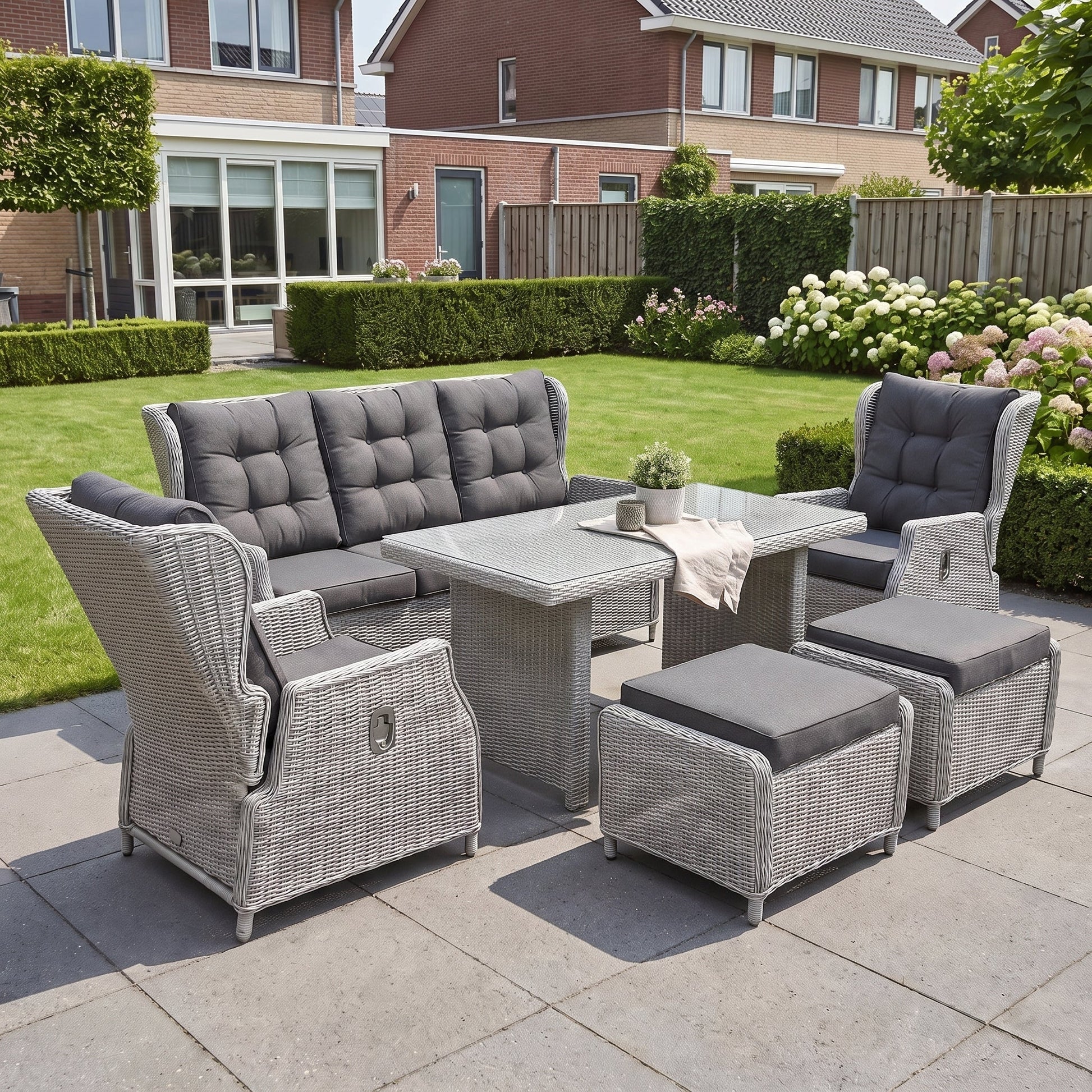 Barcelona Verstelbare Dining Loungeset 3-zits + 2 stoelen - Light Kobo Grey in einem stimmungsvollen Garten - Outnest