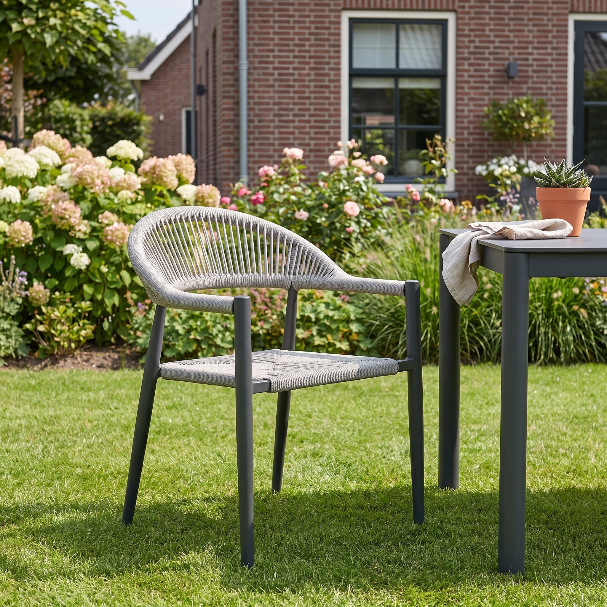 Barge Verstelbare Tuinstoel | Dining, Stapelbaar - Faded Sand in einem stimmungsvollen Garten - Outnest Gartenmöbel