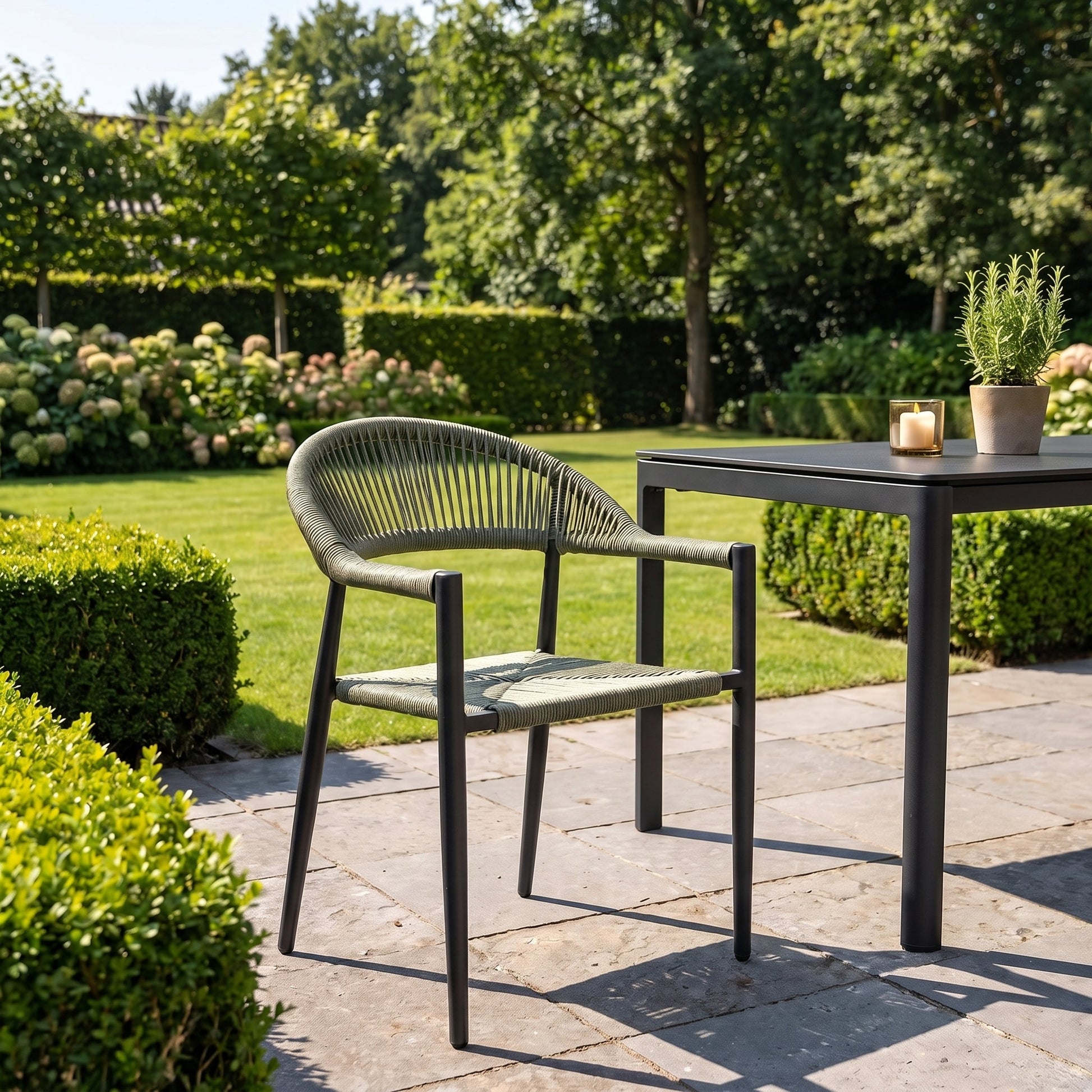 Barge Verstelbare Tuinstoel | Dining, Stapelbaar - Olive Green in einem stimmungsvollen Garten - Outnest Gartenmöbel