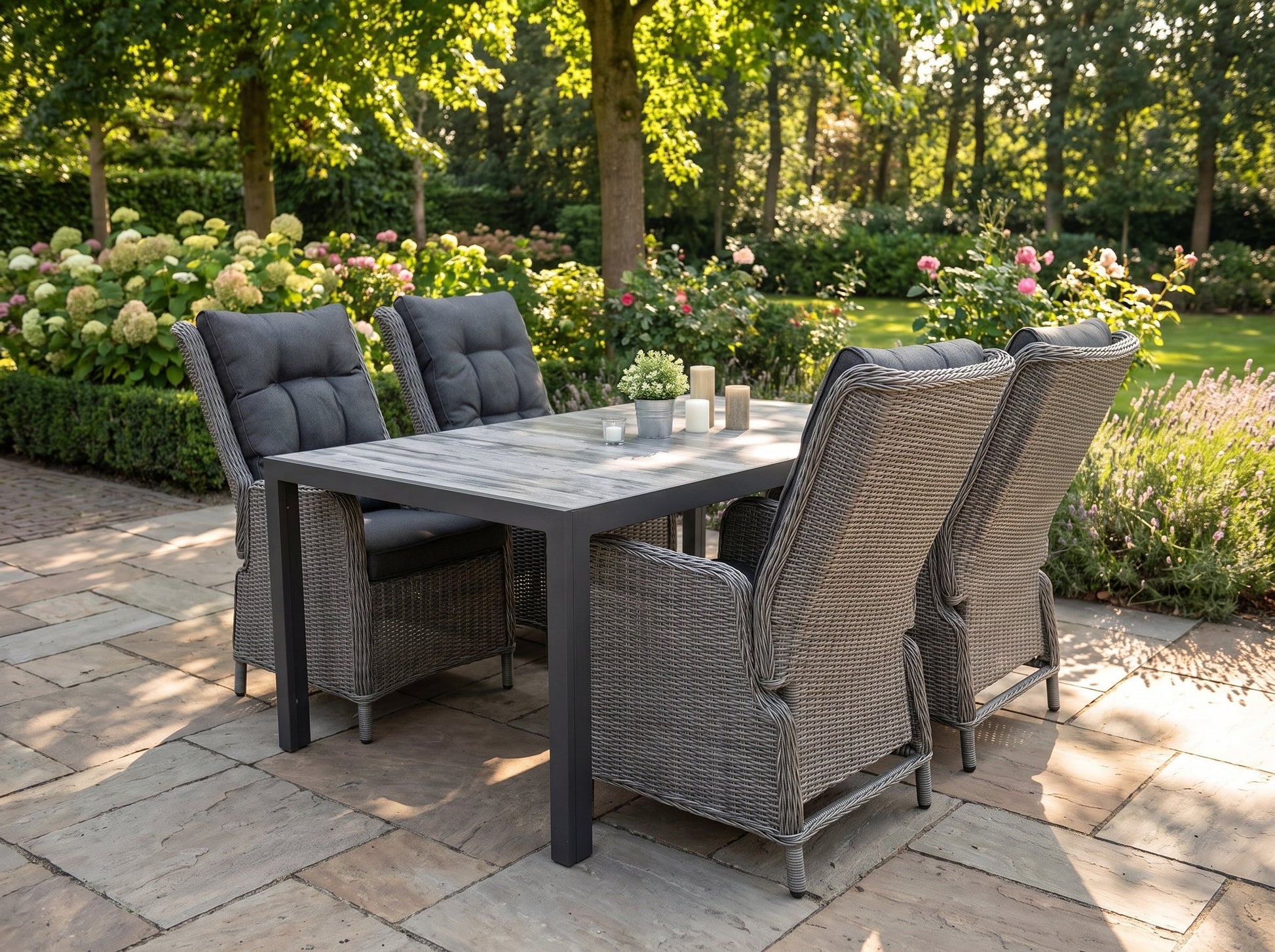 Bergamo-Marling Verstelbare Tuinset 4 Personen - Polystone / Natural Grey in einem stimmungsvollen Garten - Outnest