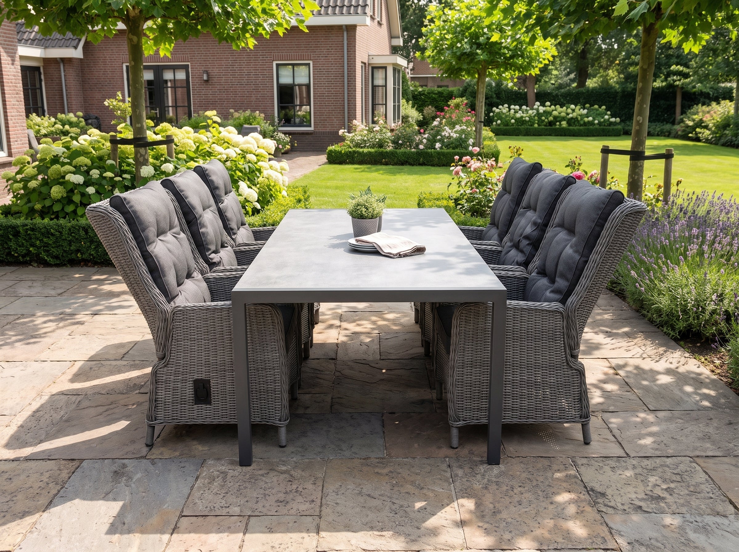 Bergamo-Marling Verstelbare Tuinset 6 Personen - Polystone / Natural Grey in einem stimmungsvollen Garten - Outnest