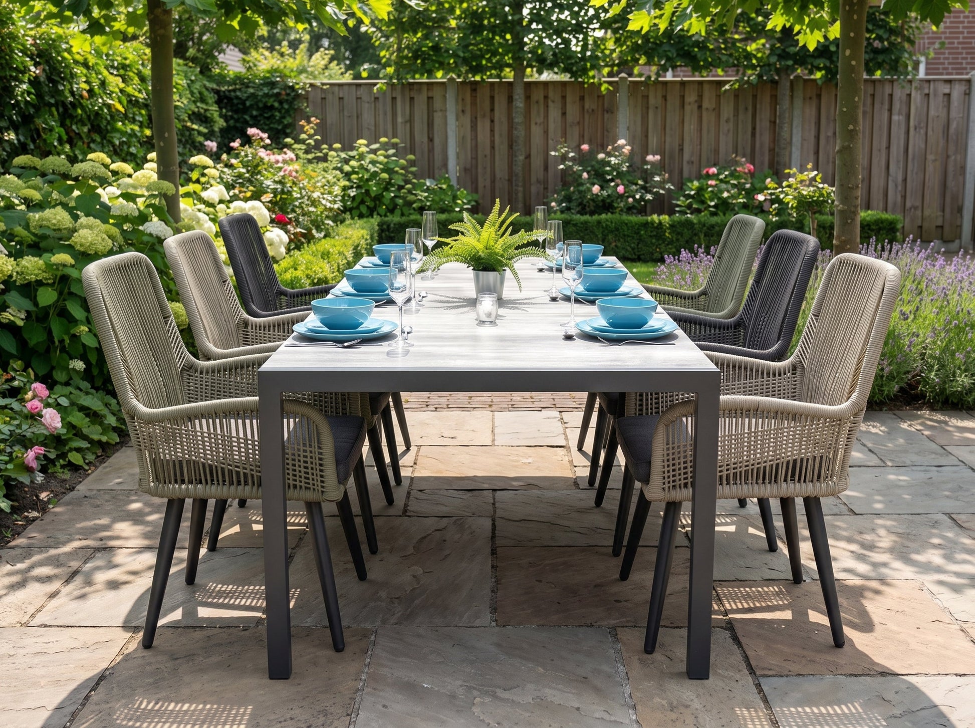 Bergamo-Villenova Tuinset 6 Personen - Polystone / Anthracite / Faded Sand / Olive Green in einem stimmungsvollen Garten -