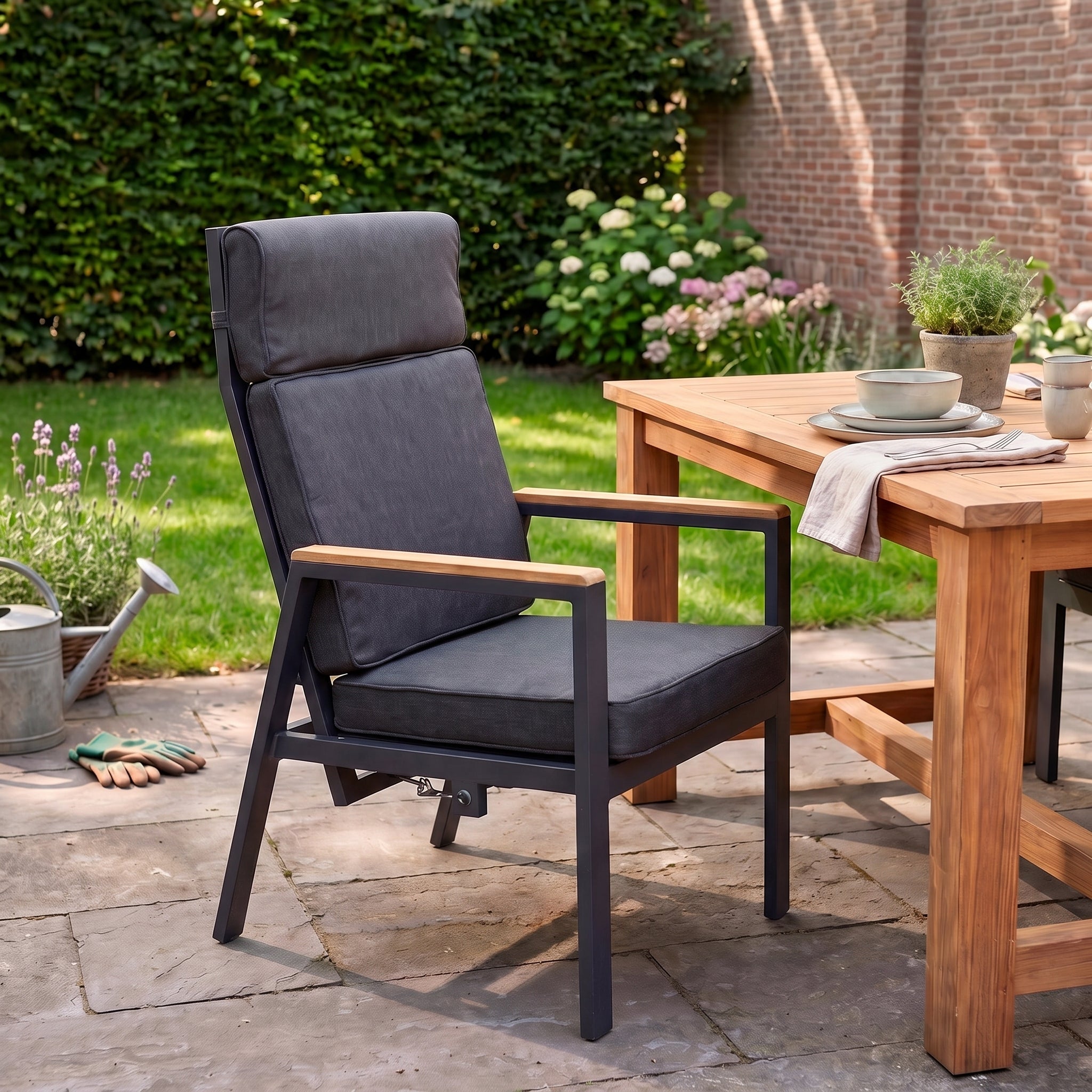 Birmingham Verstelbare Tuinstoel | Dining - Teak in einem stimmungsvollen Garten - Outnest Gartenmöbel