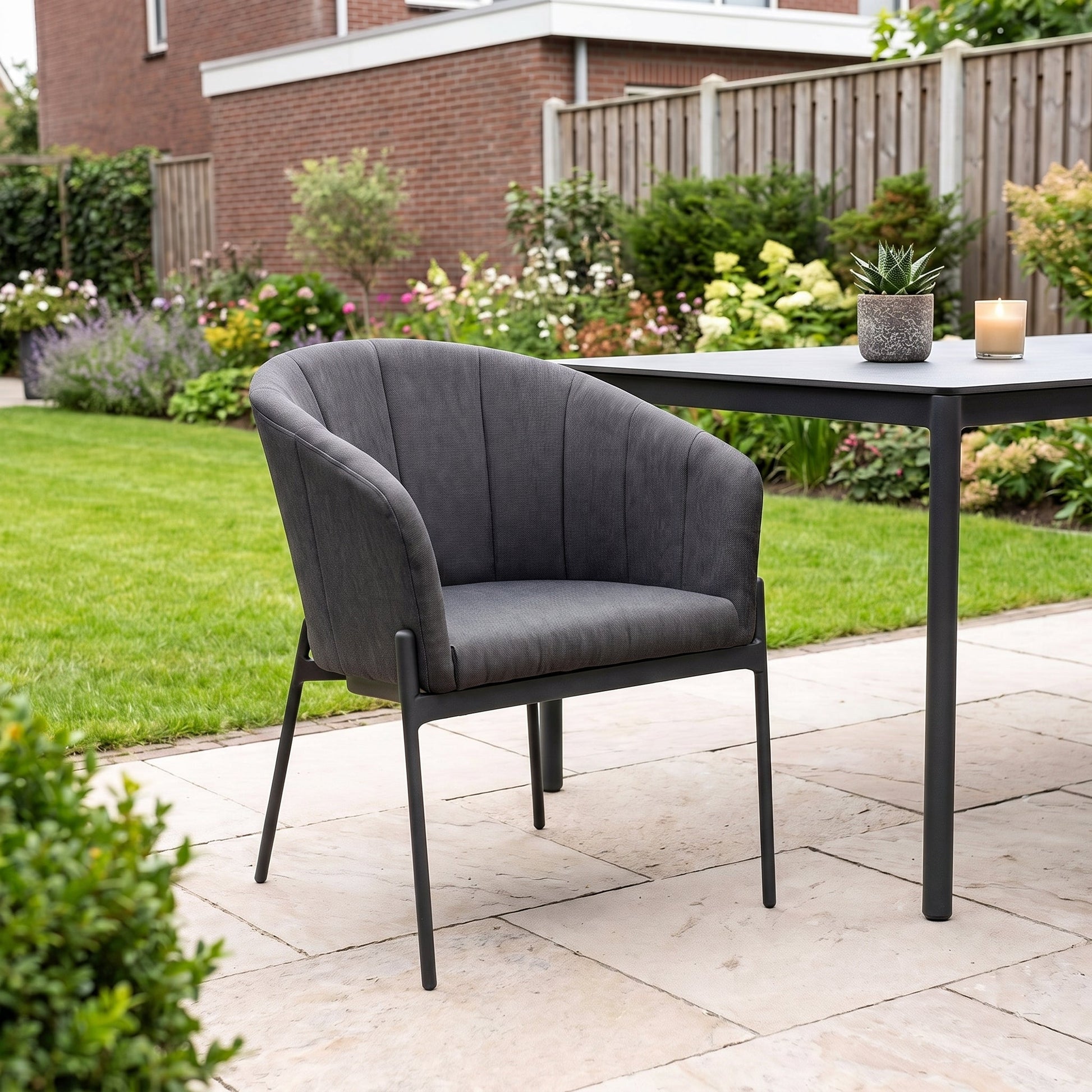 Biscayne Tuinstoel | Dining - Anthracite in einem stimmungsvollen Garten - Outnest Gartenmöbel