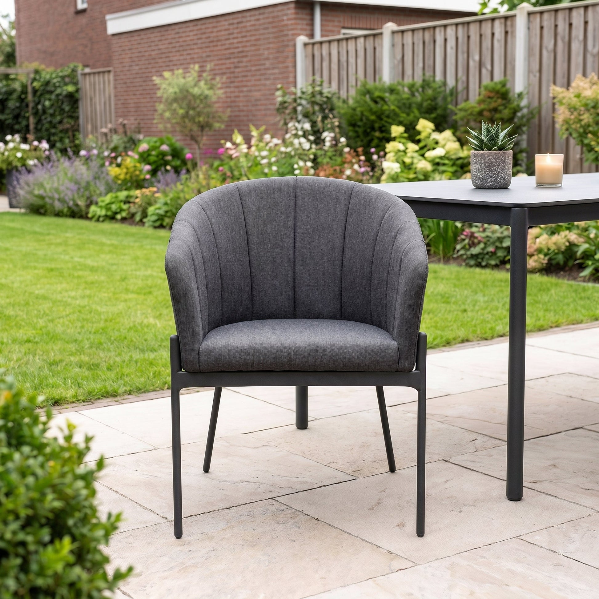 Biscayne Tuinstoel | Dining - Anthracite in einem stimmungsvollen Garten - Outnest Gartenmöbel