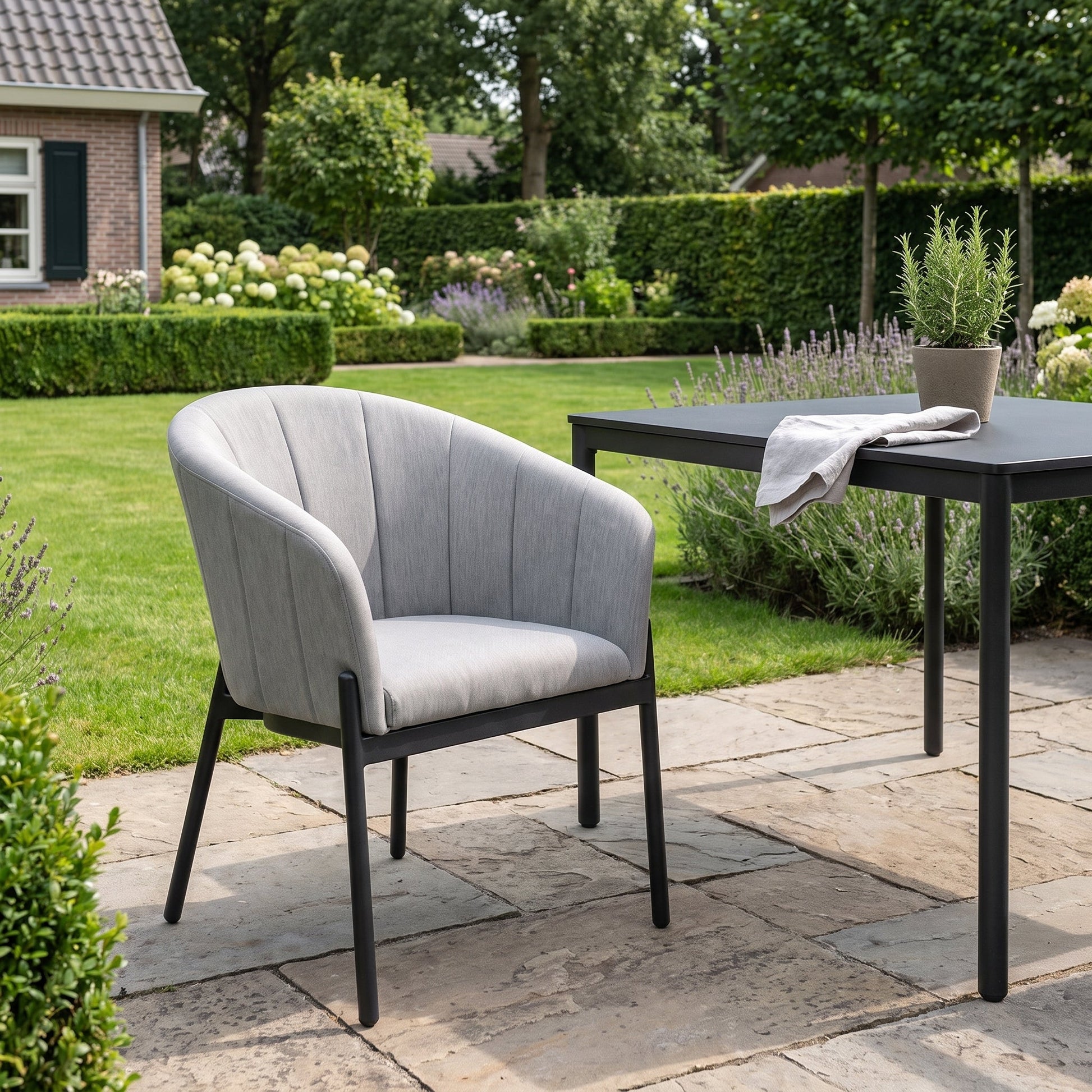 Biscayne Tuinstoel | Dining - Beige in einem stimmungsvollen Garten - Outnest Gartenmöbel
