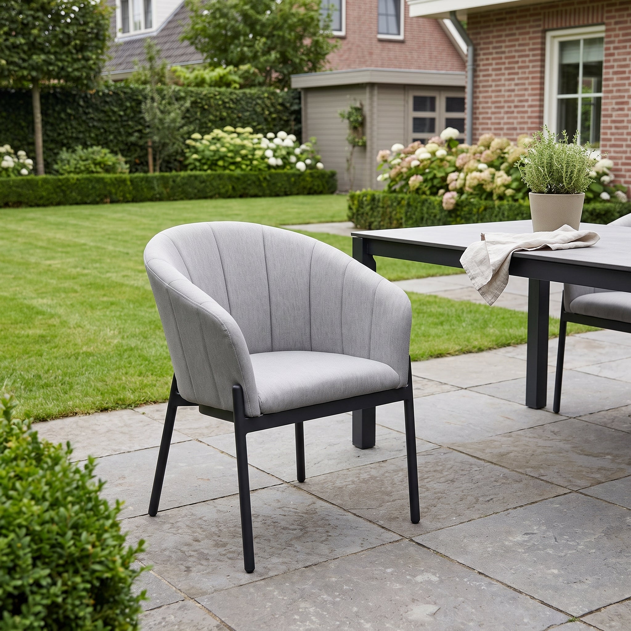 Biscayne Tuinstoel | Dining - Beige in einem stimmungsvollen Garten - Outnest Gartenmöbel